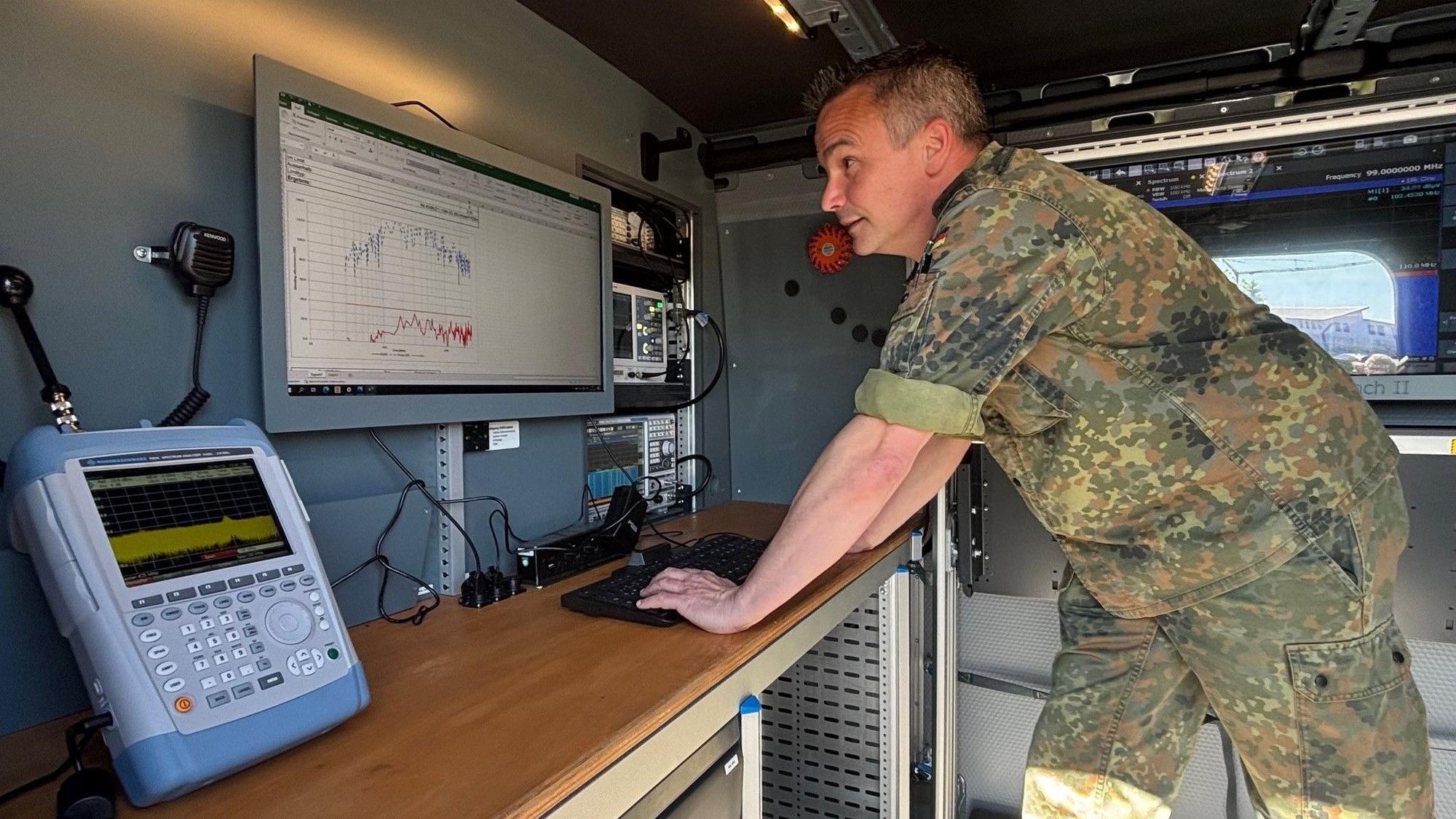 Ein Soldat bei der Arbeit im Cyber-Sicherheitszentrum.