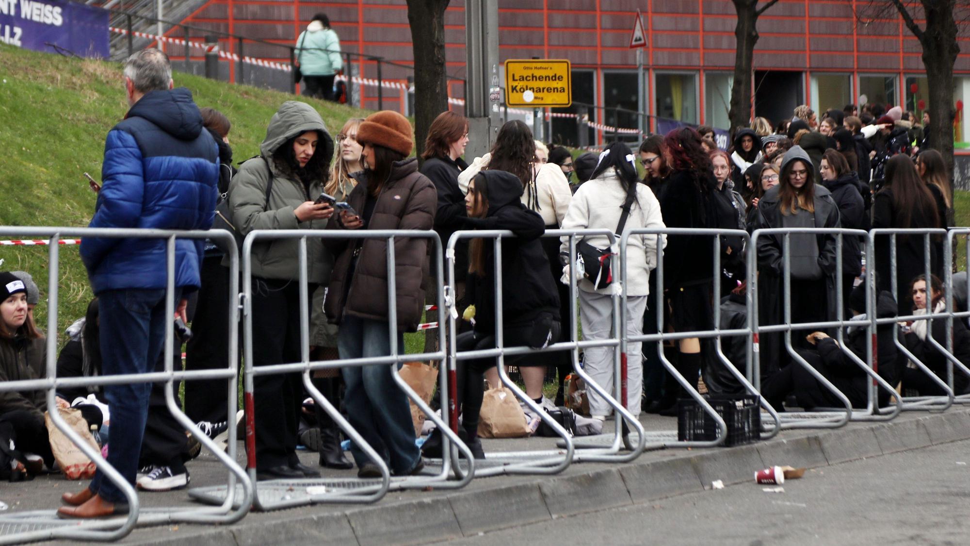 Fans der K-Pop-Band Ateez warten 2025 auf den Einlass in die Lanxess-Arena.