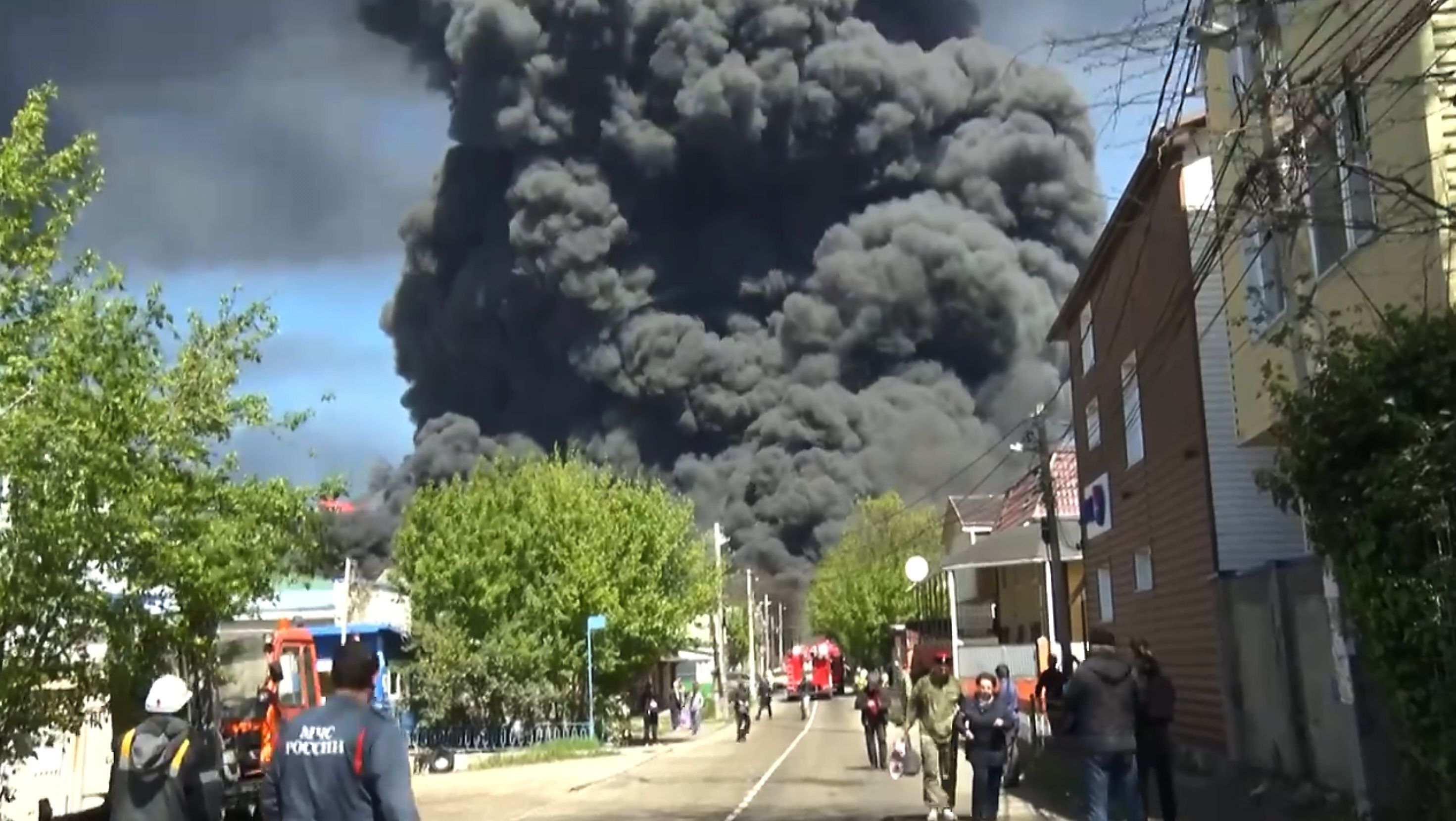 In diesem Bild aus einem Video, das vom Telegram-Kanal des Gouverneurs der Region Krasnodar, Weniamin Kondratjew, veröffentlicht wurde, steigt Rauch auf nach einem Drohnenangriff auf die Ölraffinerie und das Ölterminal in Tuapse.