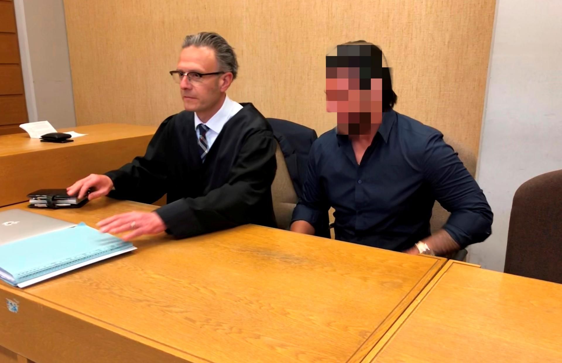 Orhan A. mit seinem Anwalt Sebastian Schölzel beim Prozess um die Schießerwei in der Innenstadt im Jahr 2019.