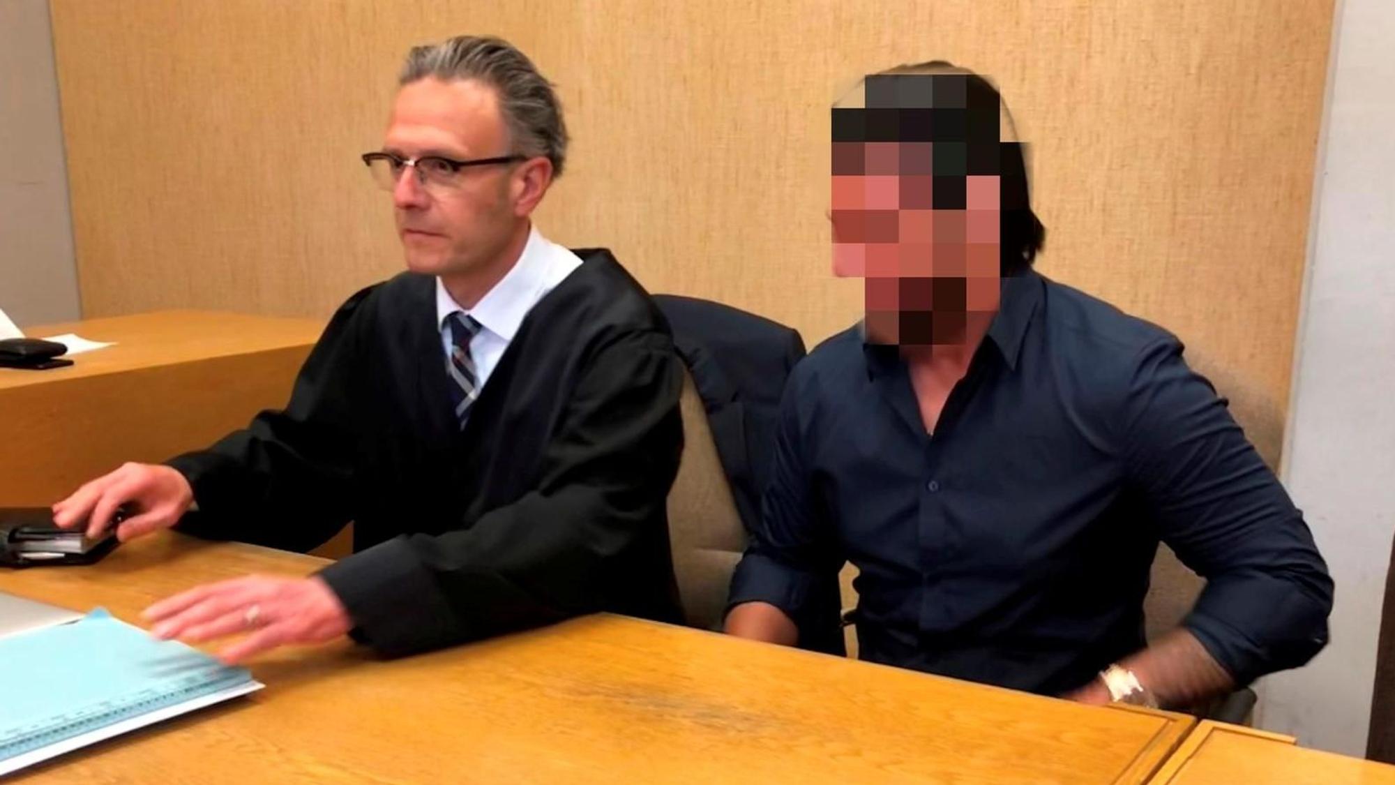 Orhan A. mit seinem Anwalt Sebastian Schölzel beim Prozess um die Schießerei in der Innenstadt im Jahr 2019.