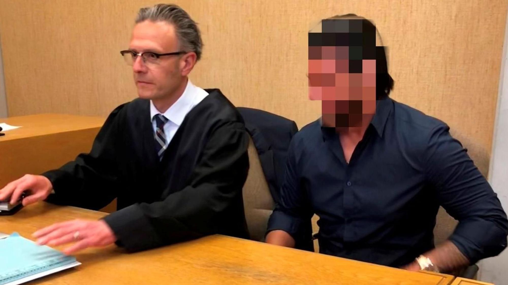 Orhan A. mit seinem Anwalt Sebastian Schölzel bei einem Prozess im Jahr 2019.