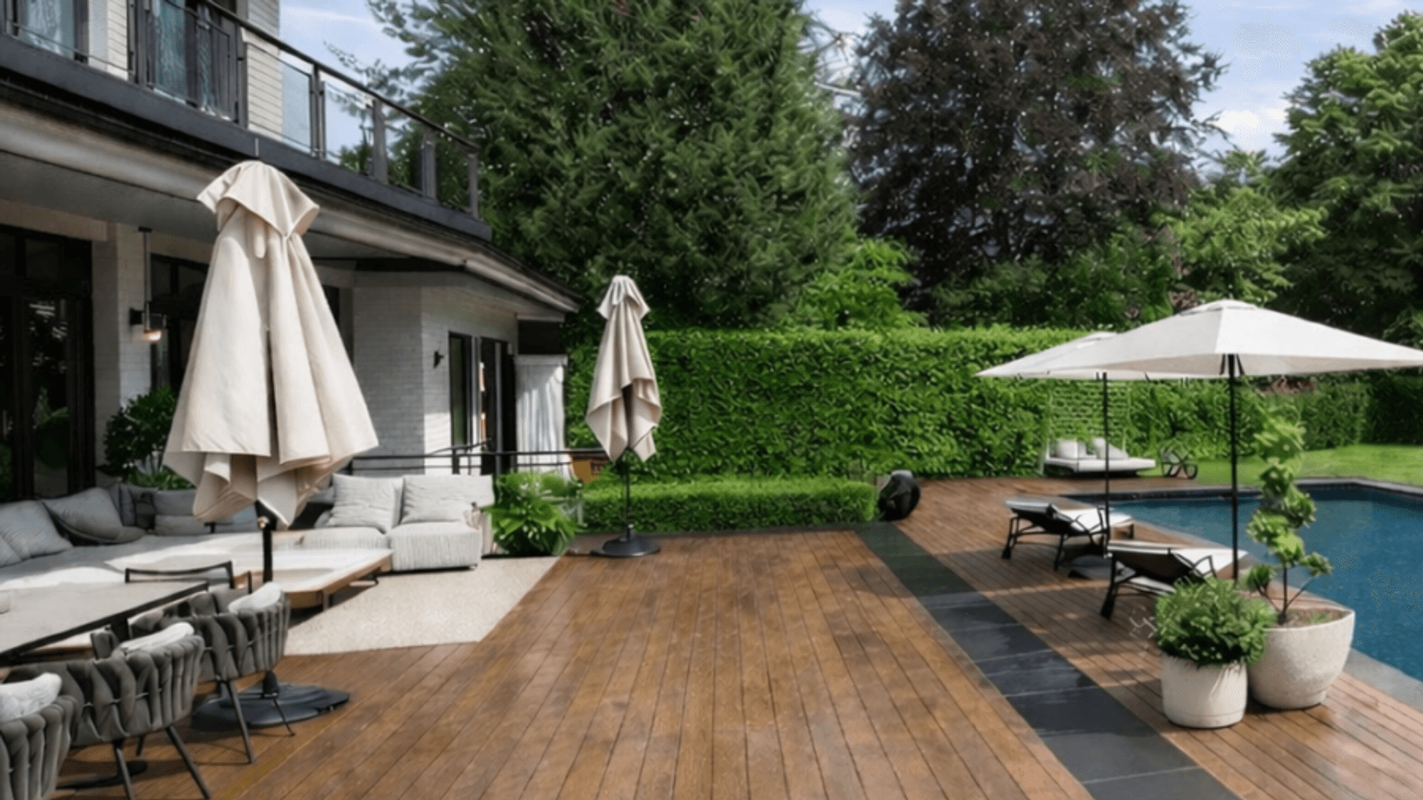 Der Gartenbereich mit Pool wurde erst vor zwei Jahren neu gestaltet.