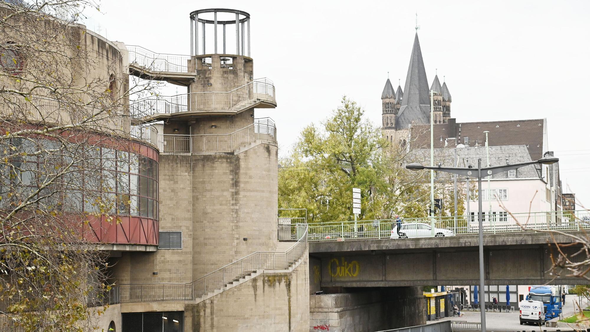 Auf diesem Turm (links) soll das Flügelauto zukünftig stehen.