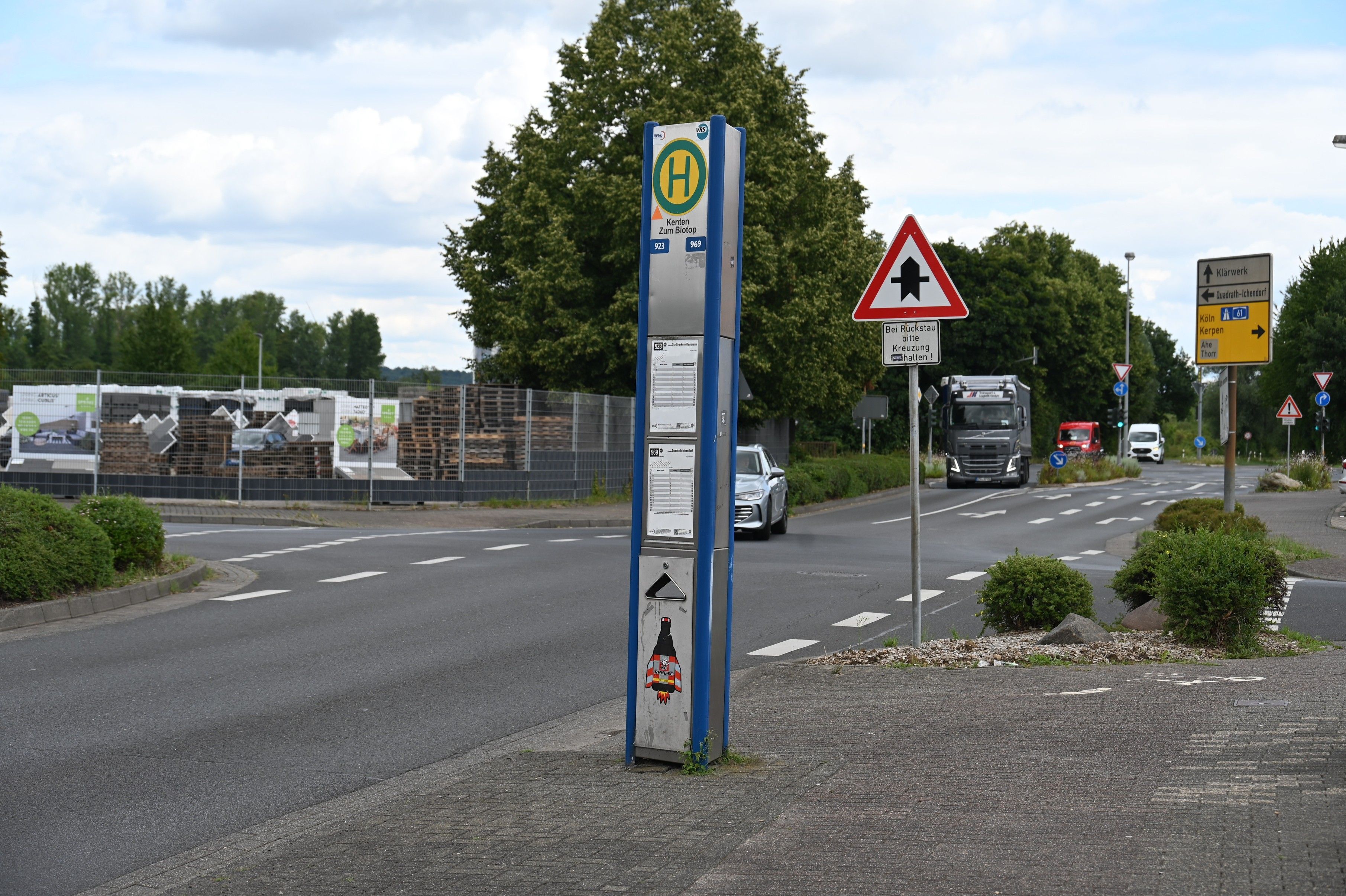 An dieser Haltestelle in Bergheim war ein 25-Jähriger mit Frau und Kind zugestiegen. Er griff einen 59-jährigen Busfahrer an und verletzte ihn schwer.
