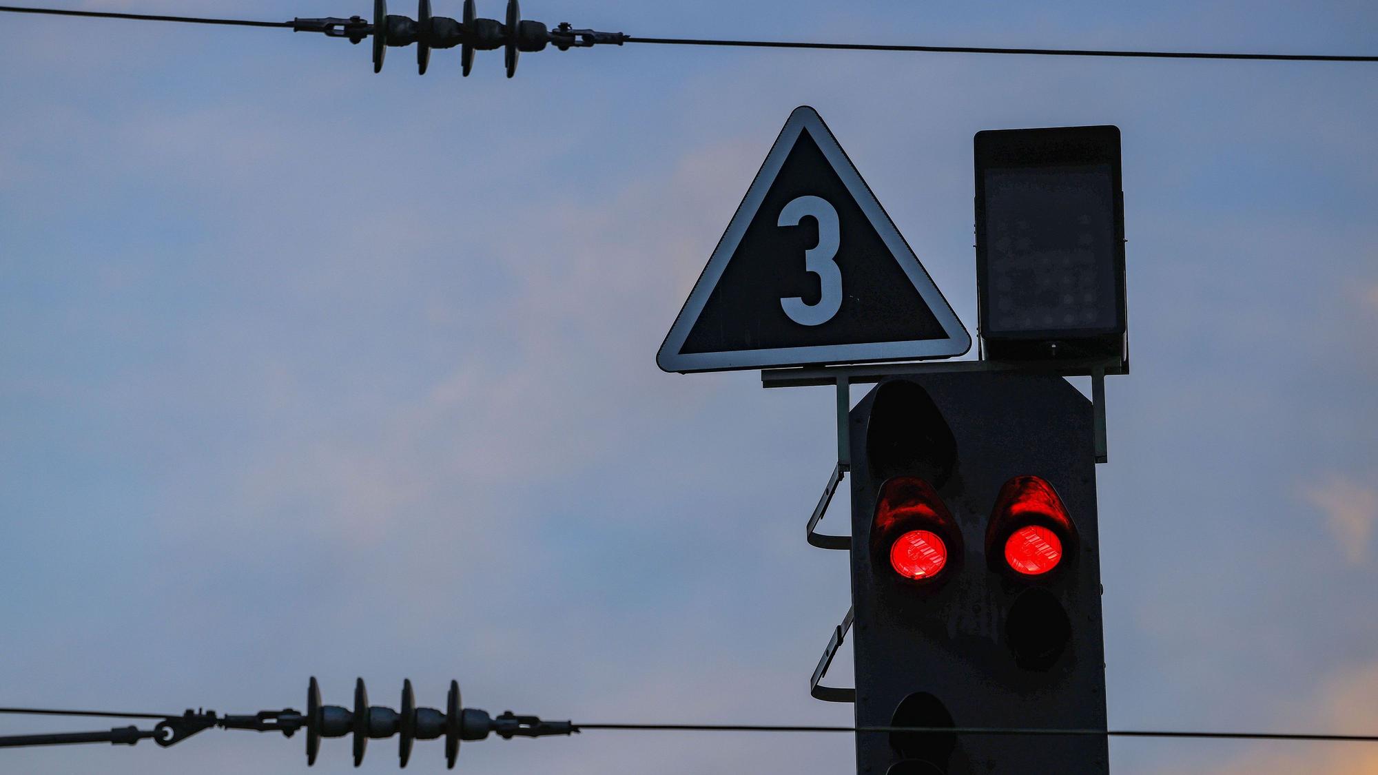 Ein Signal steht auf Rot. (Symbolfoto)