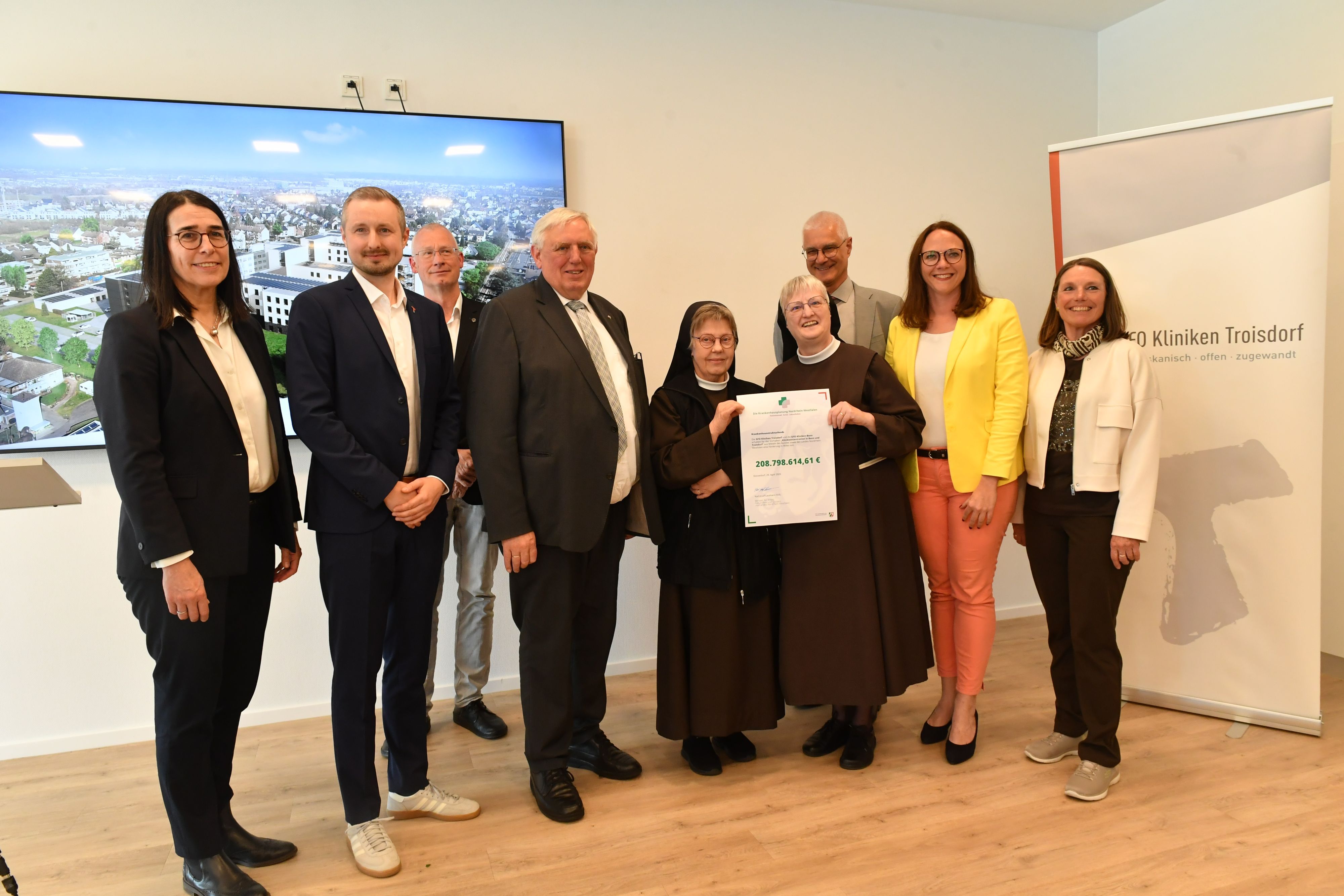 Übergabe des Bewilligungsbescheides an die GFO.