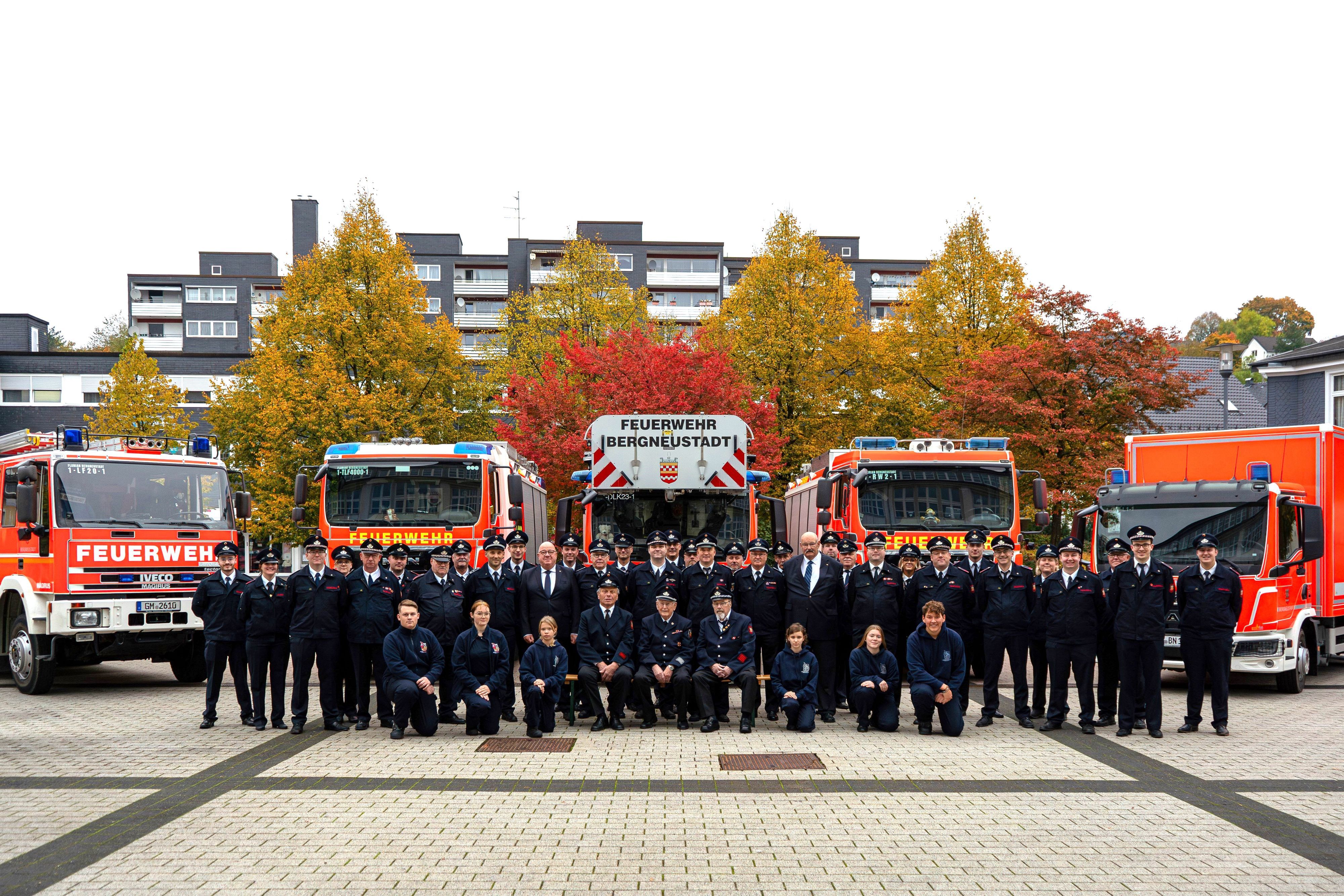 Der Löschzug Bergneustadt steht vor fünf Einsatzwagen.
