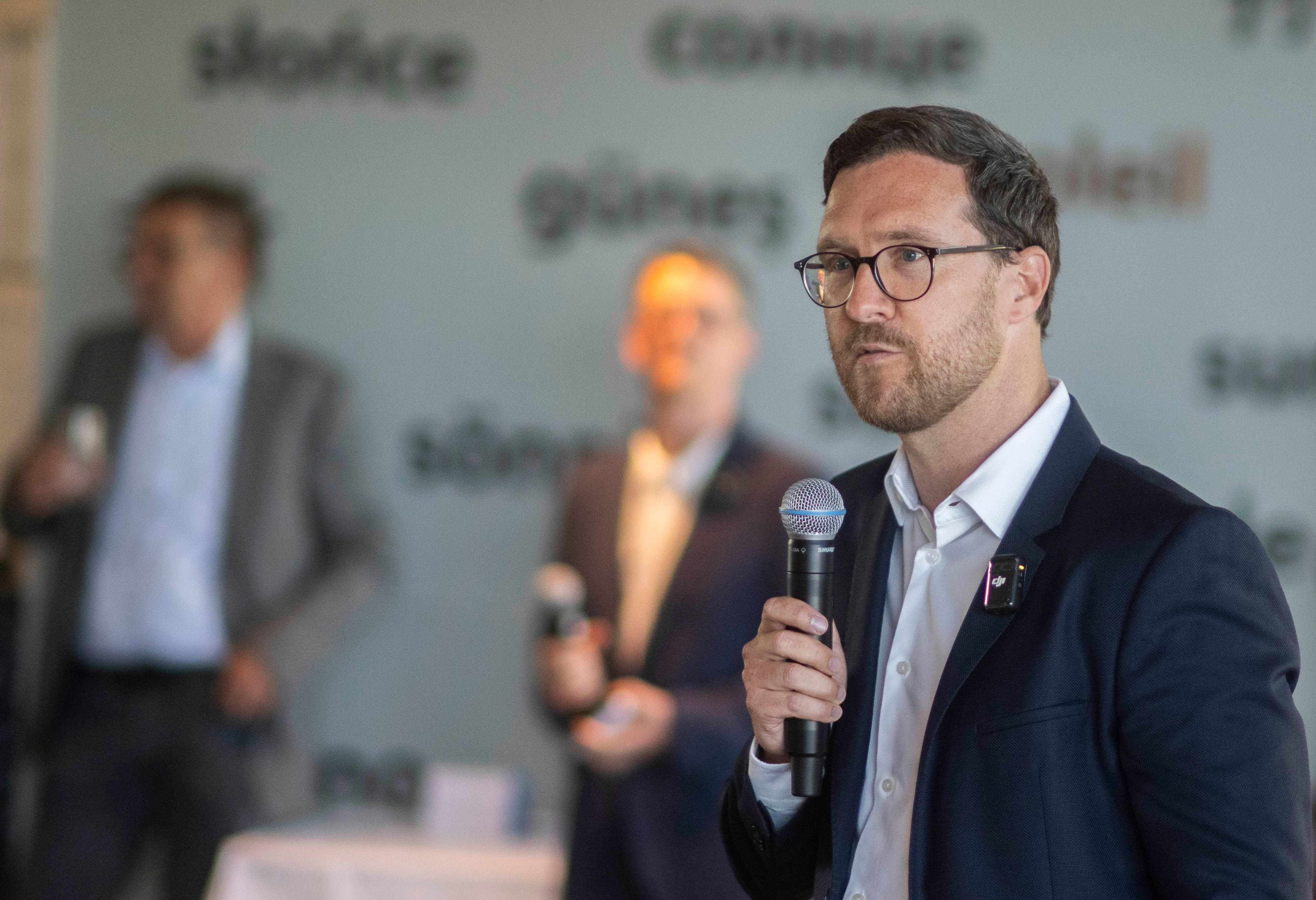 Thorsten Volkmann hält ein Mikrofon in der Hand.