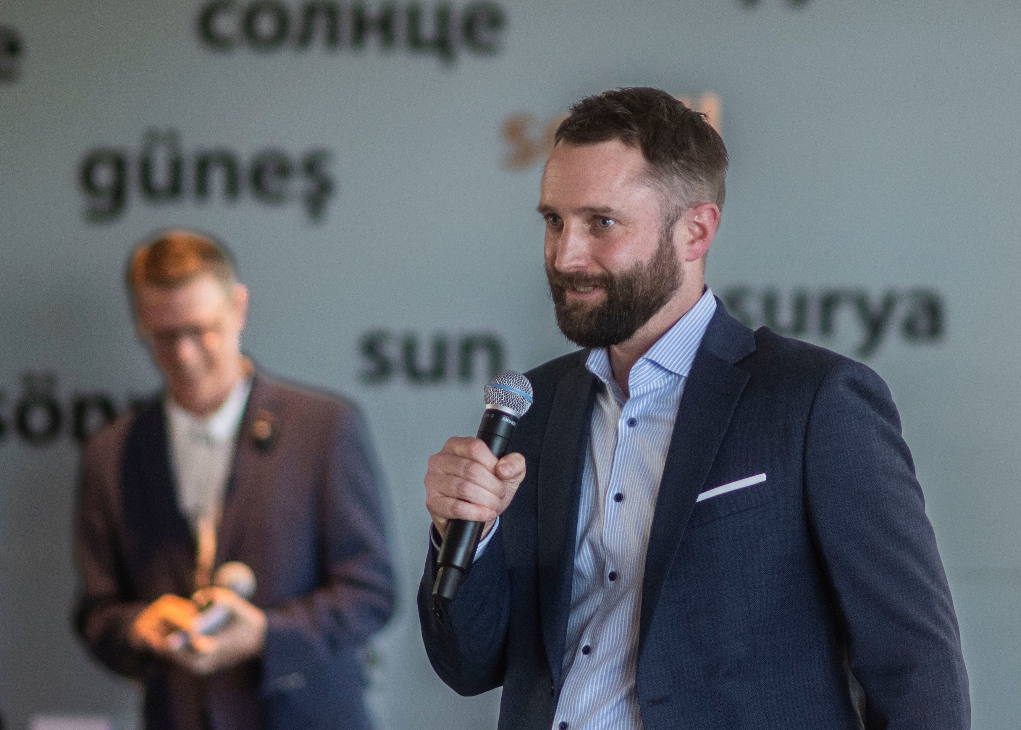 Christian Stahl spricht in ein Mikrofon.