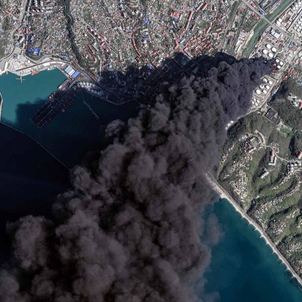 Eine Satellitenaufnahme zeigte bereits am 16. April eine massive Rauchsäule über der russischen Stadt Tuapse.