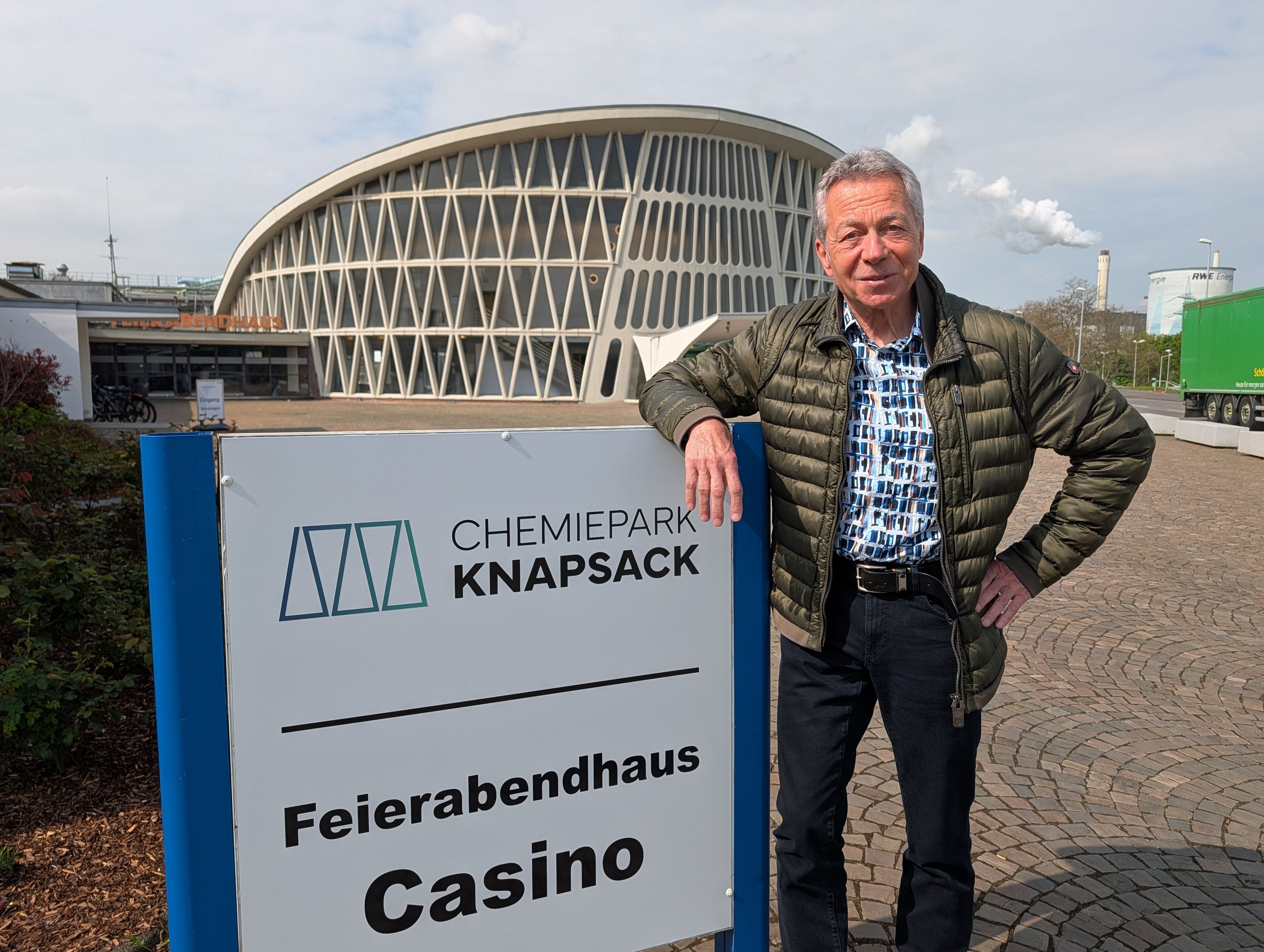 Das Foto zeigt Helmut Weihers vor dem Feierabendhaus in Knapsack.