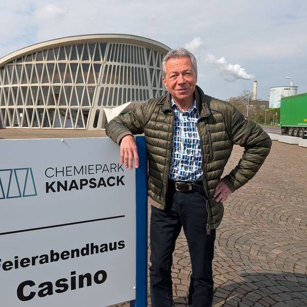 Das Foto zeigt Helmut Weihers vor dem Feierabendhaus in Knapsack.