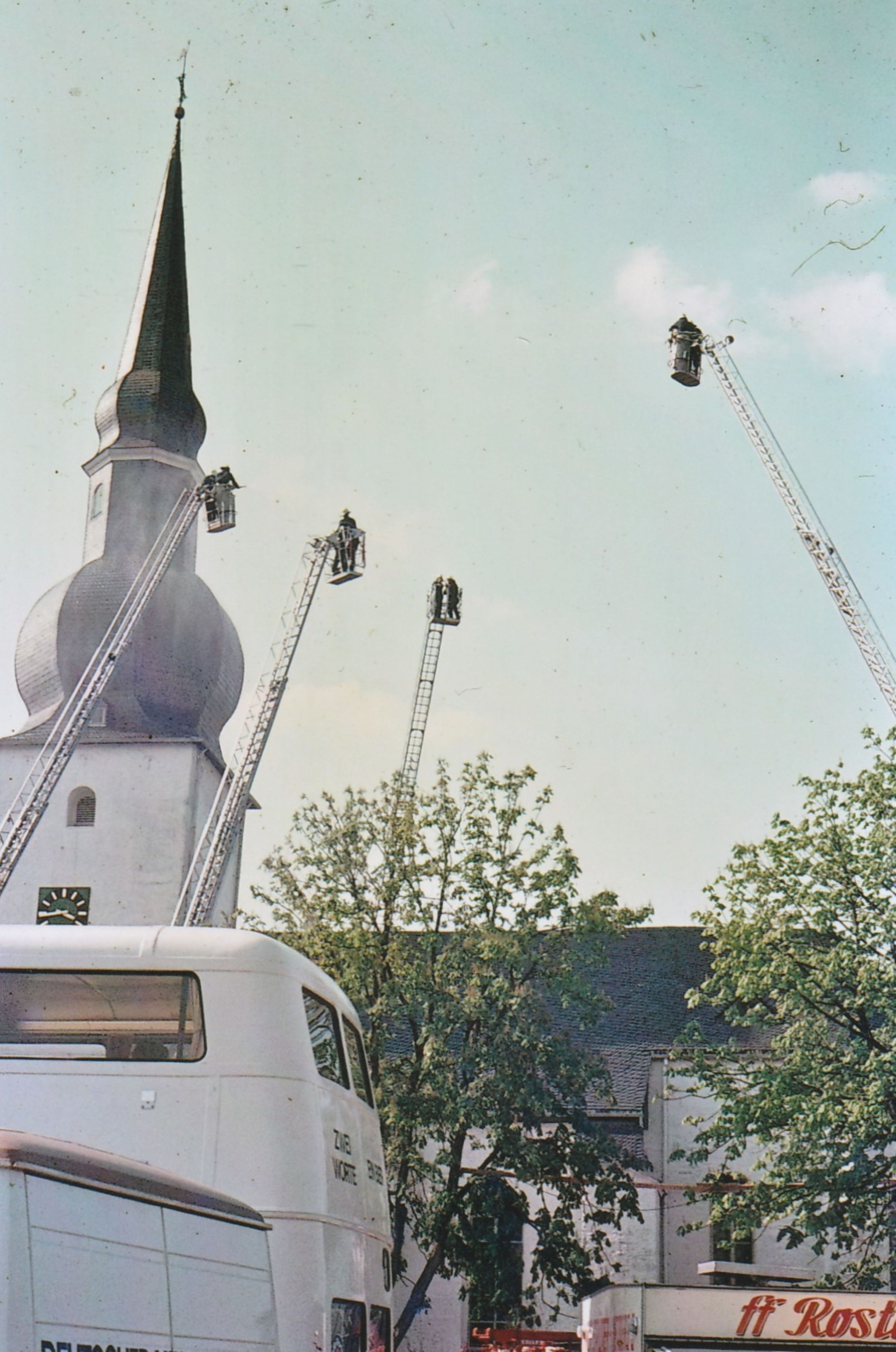 Großübung der Feuerwehr zur 675-Jahr-Feier der Stadft Bergneustadt mit 4 Drehleitern an der Altstadtkirche im Jahr 1976.