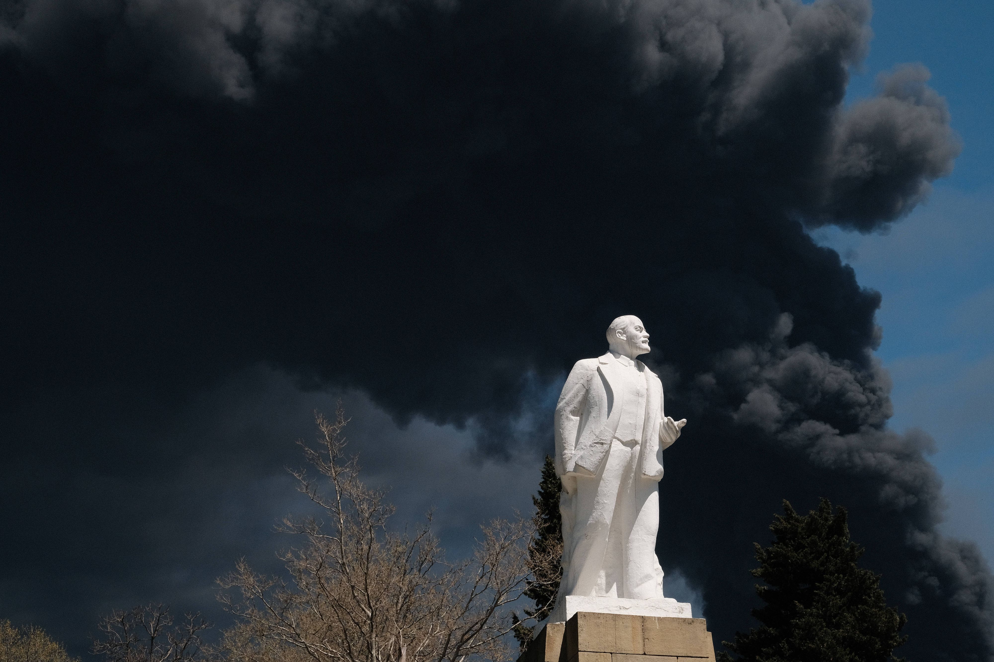 Eine Rauchwolke steigt von einem Brand auf, der nach einem ukrainischen Drohnenangriff auf eine Ölraffinerie im Schwarzmeerhafen Tuapse ausgebrochen ist.