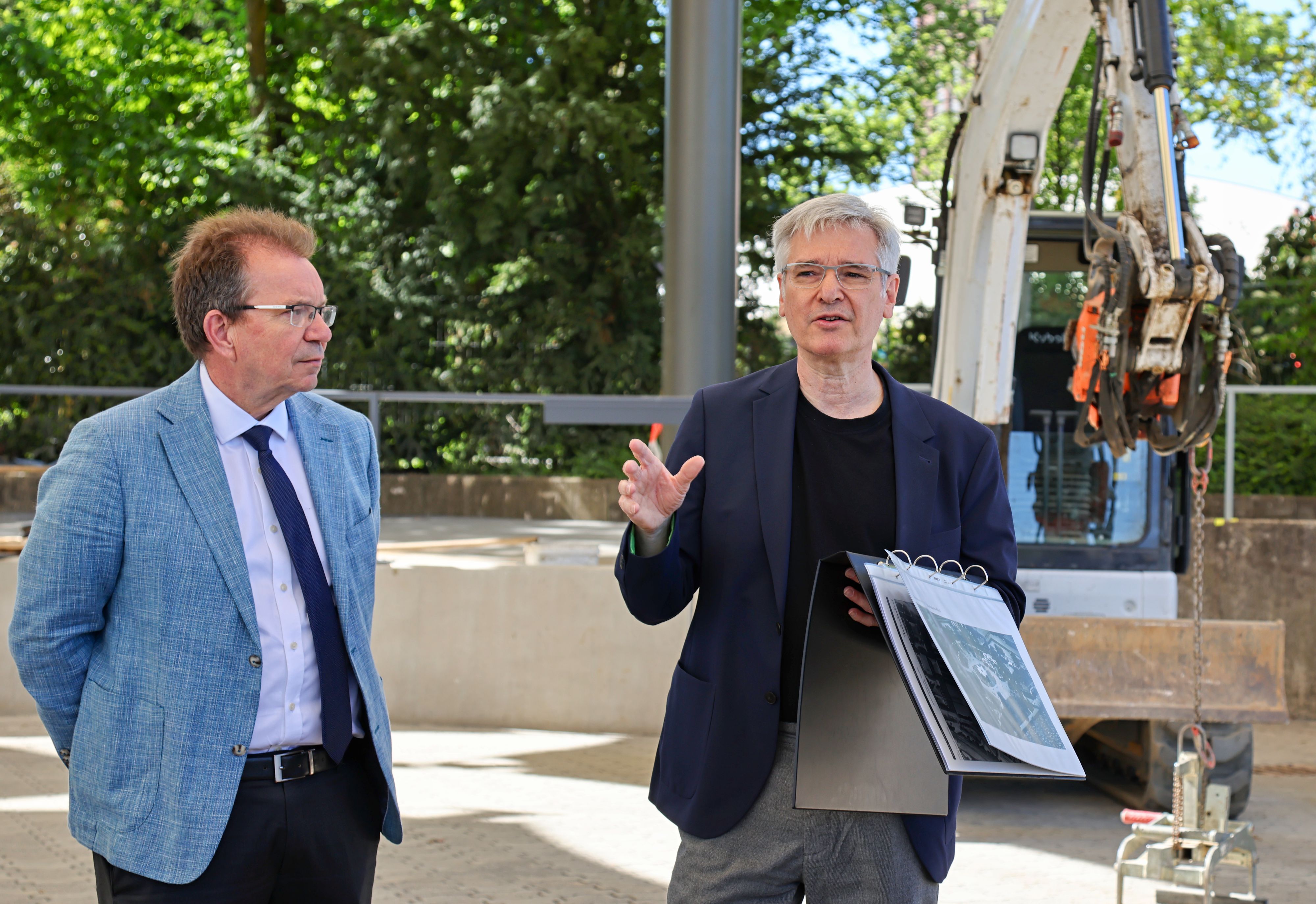 Dr. Thomas Werner erläutert Ralf Nüsser die Aufgaben des Denkmalschutzes.
