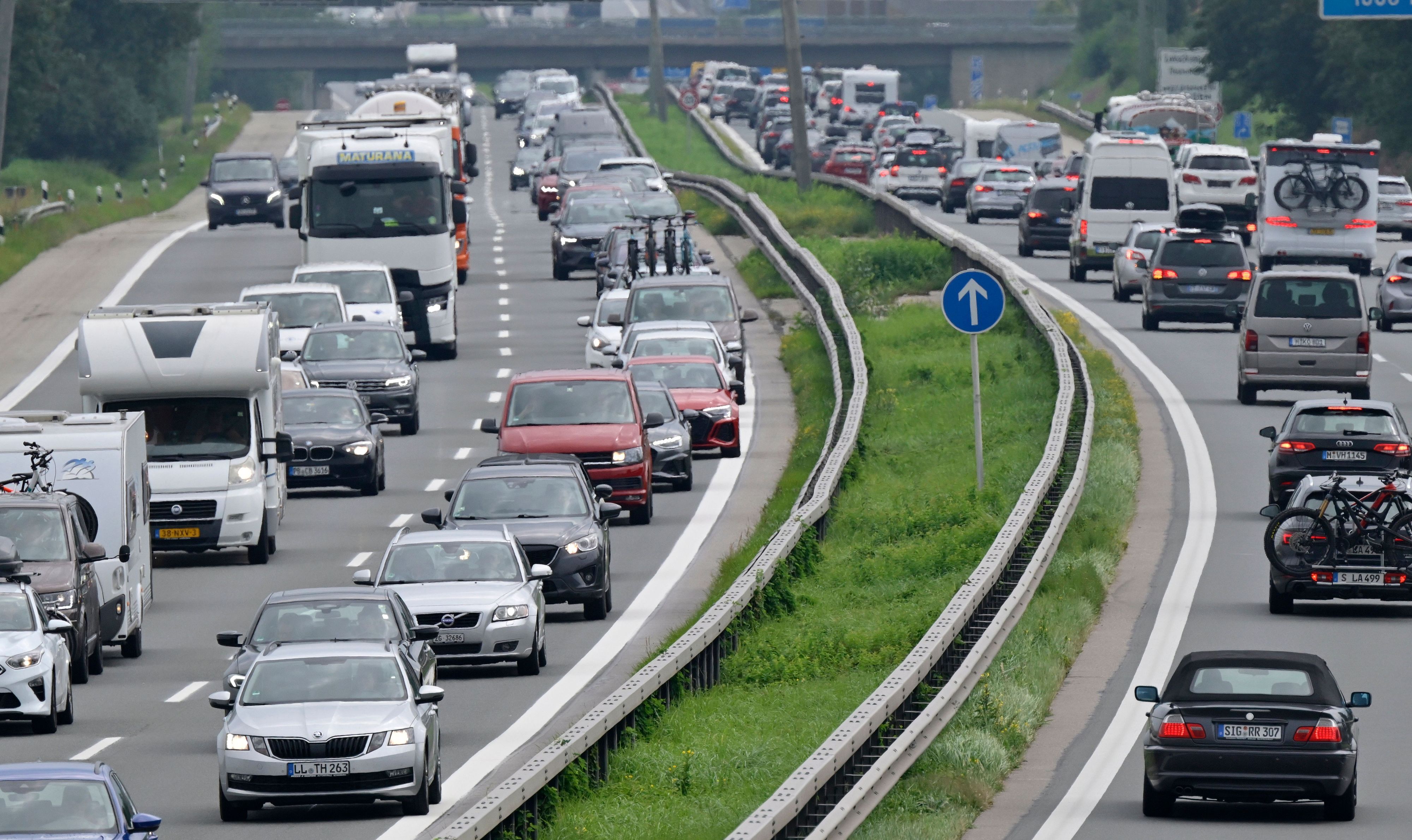 Stau auf einer Autobahn (Symbolfoto). Vor allem die Autobahnen über Köln bergen eine hohe Staugefahr.