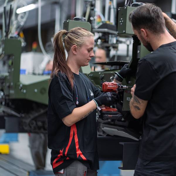 Deutz sieht sich als Industrialisierungspartner, der beim schnellen Hochlauf der Produktion von Start-ups unterstützt. Beispielsweise dem Hersteller von unbemannten Militärfahrzeugen Arx Robotics, an dem Deutz sich kürzlich auch beteiligt hat.