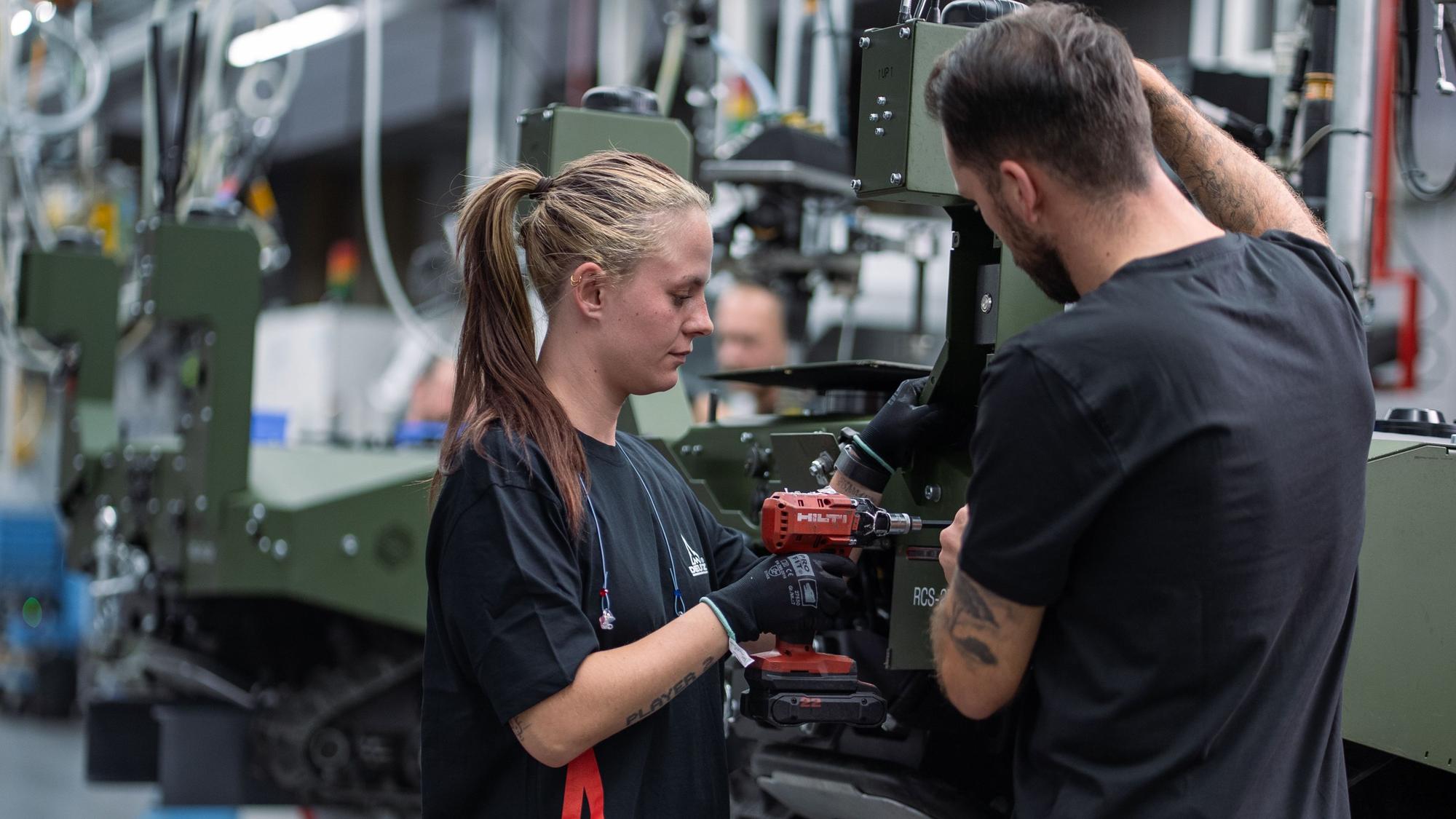 Deutz sieht sich als Industrialisierungspartner, der beim schnellen Hochlauf der Produktion von Start-ups unterstützt. Beispielsweise dem Hersteller von unbemannten Militärfahrzeugen Arx Robotics, an dem Deutz sich kürzlich auch beteiligt hat.