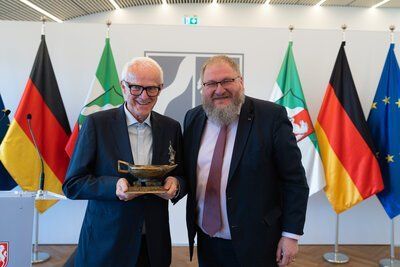 Jürgen Rüttgers erhielt die Auszeichnung „Licht der Erinnerung“ aus den Händen von Dr. Piotr M. A. Cywinski.