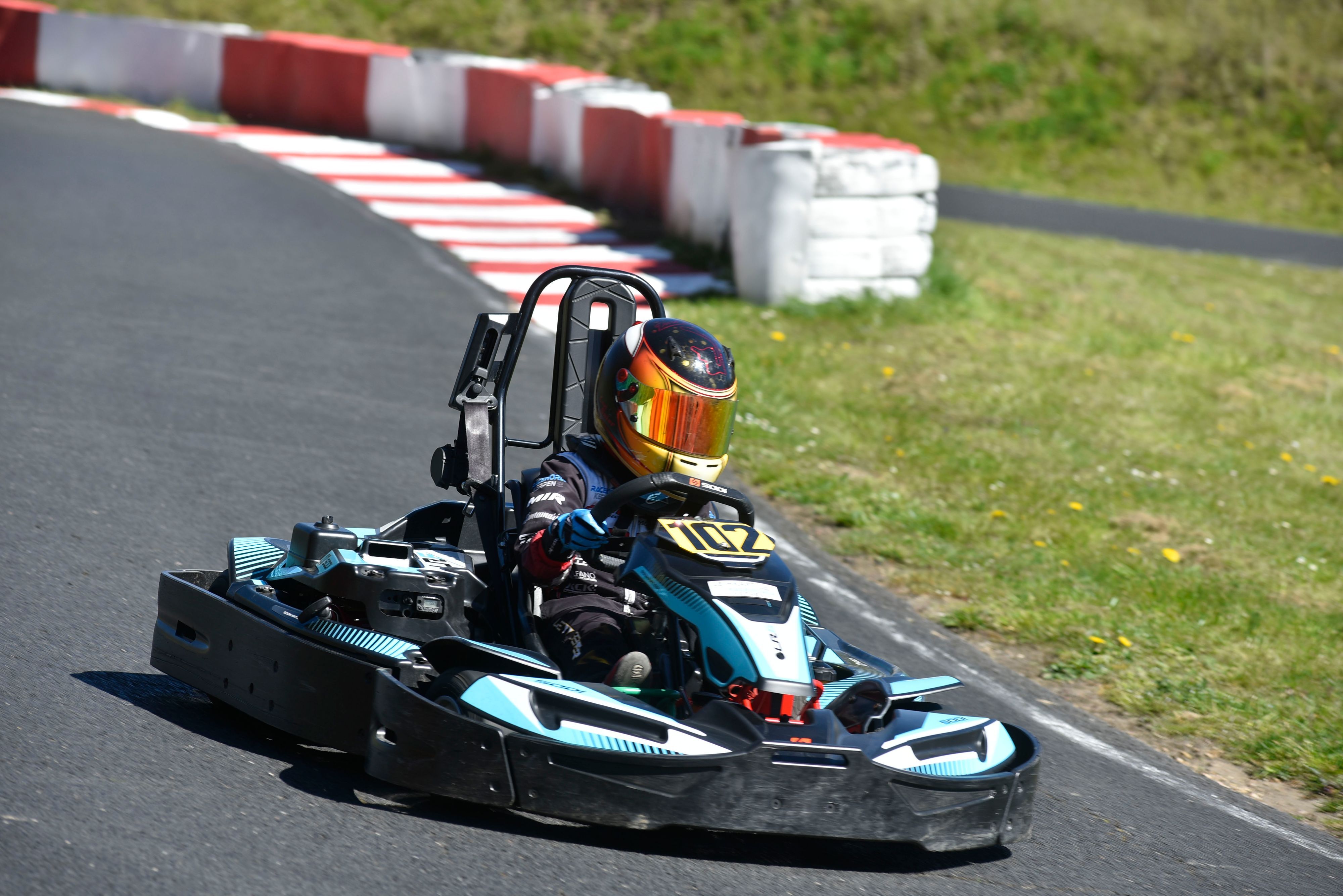 Das Foto zeigt einen Kartfahrer.