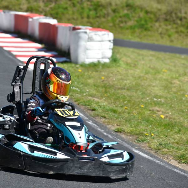 Das Foto zeigt einen Kartfahrer.