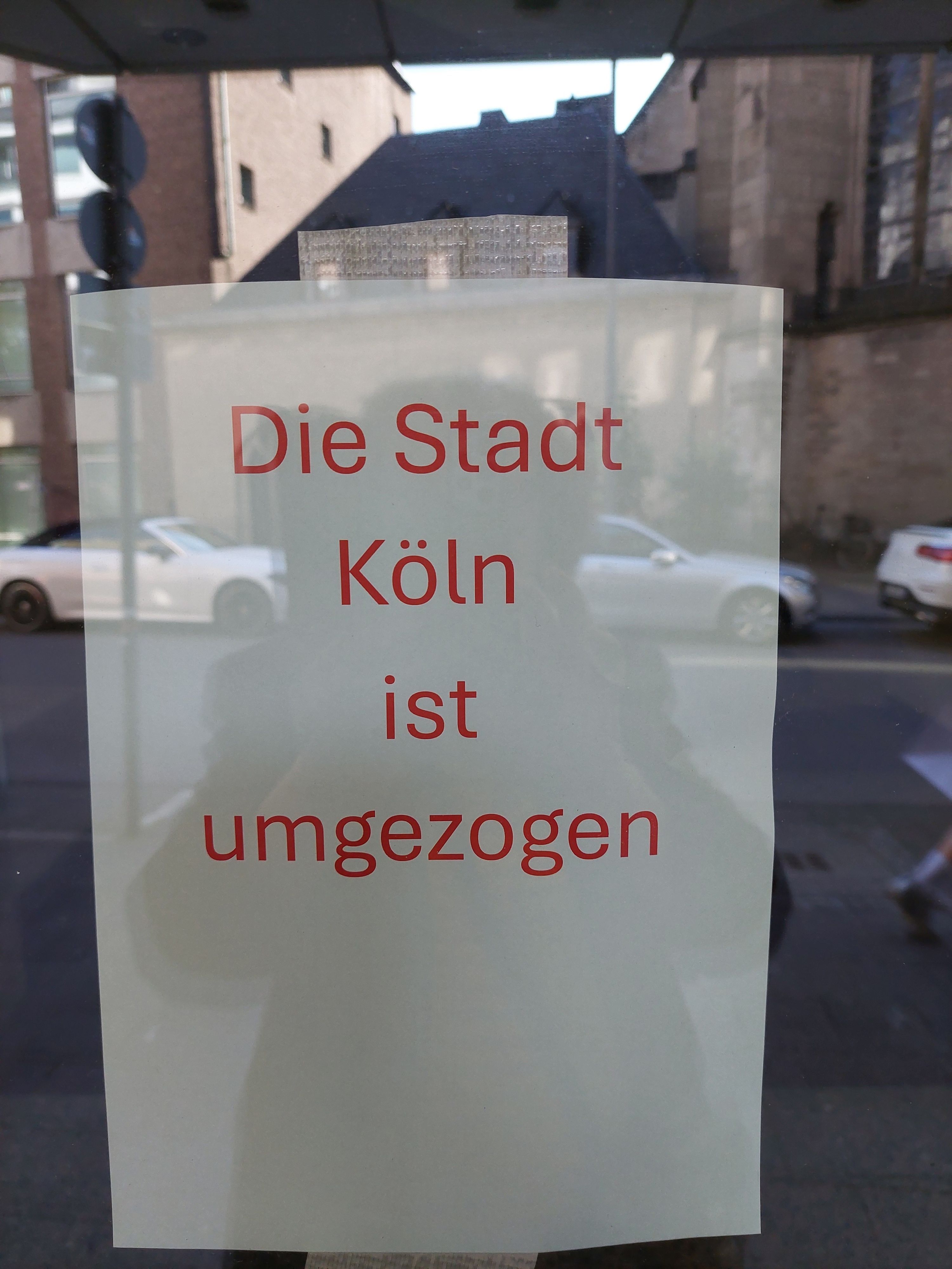 Aufkleber im Hauseingang an der Richartzstraße 2, dem ehemaligen Sitz des Kulturdezernats.