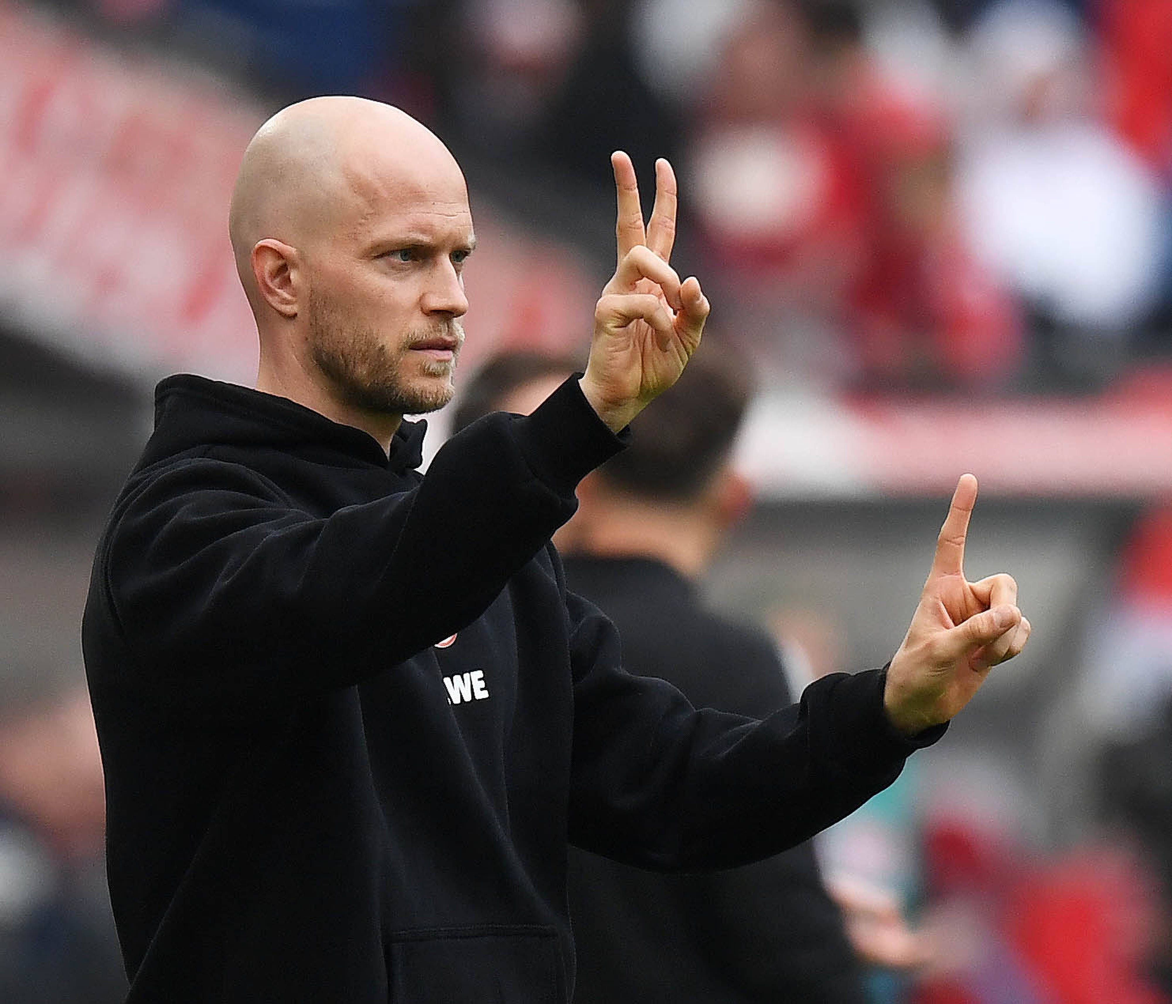 FC-Trainer René Wagner coacht seine Mannschaft an der Seitenlinie.