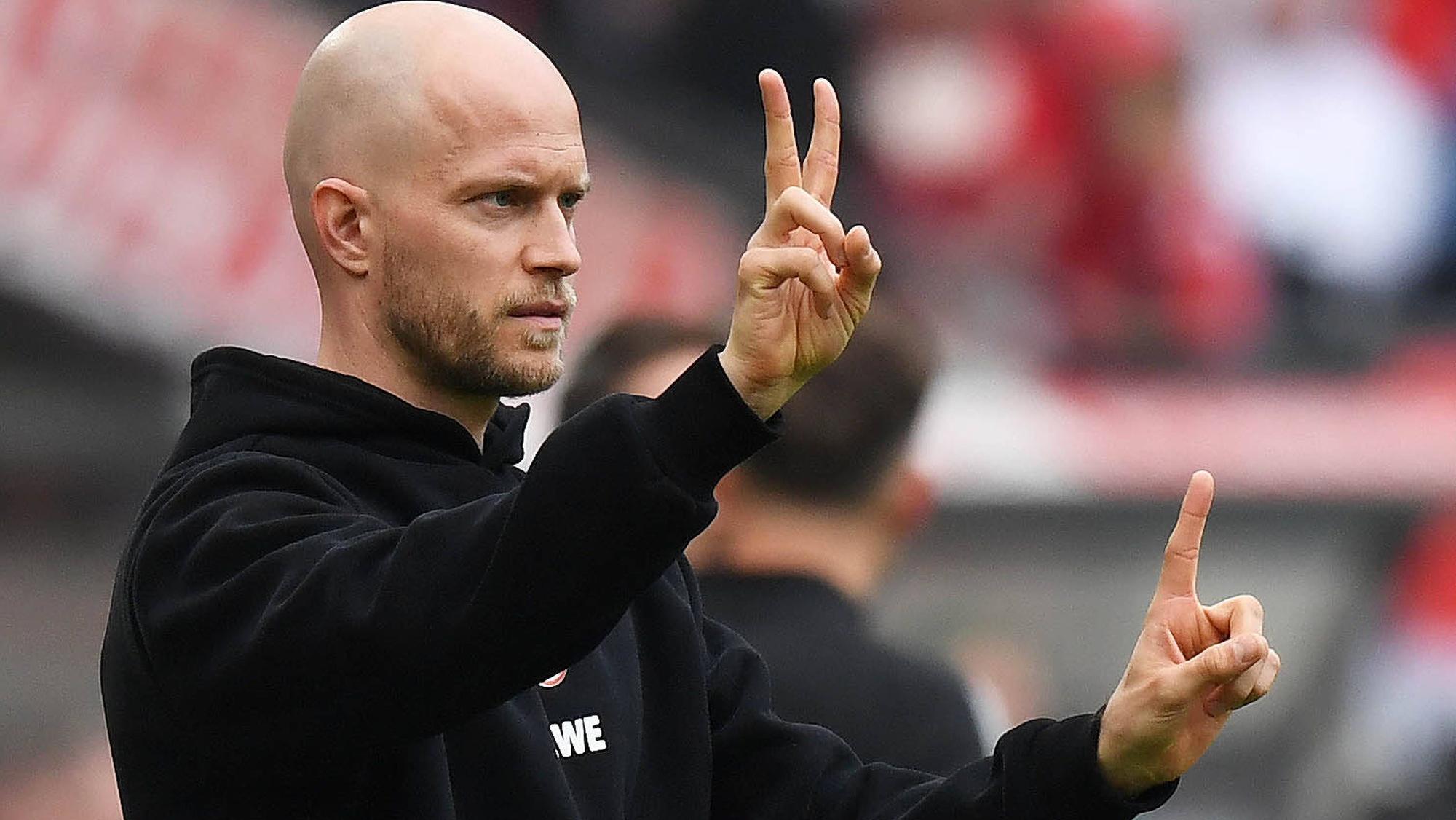 FC-Trainer René Wagner coacht seine Mannschaft an der Seitenlinie.