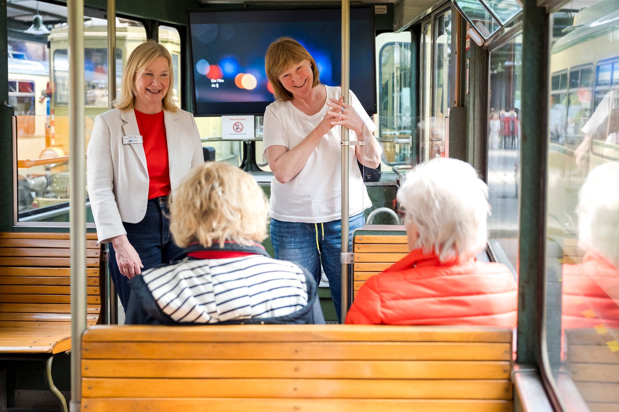 Sigrid Jung und Gudrun Krämer klären im Straßenbahnmuseum Thielenbruch über Schockanrufe auf.