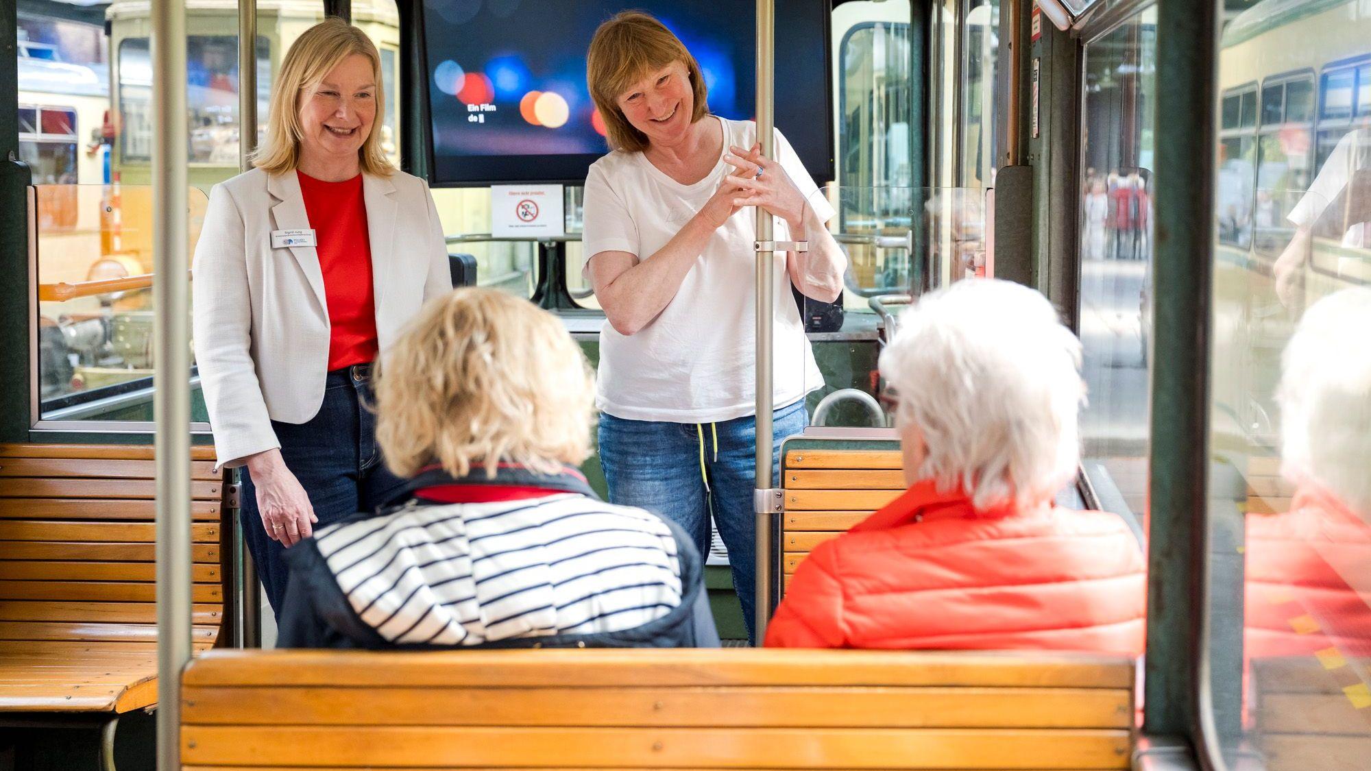 Sigrid Jung und Gudrun Krämer klären im Straßenbahnmuseum Thielenbruch über Schockanrufe auf.