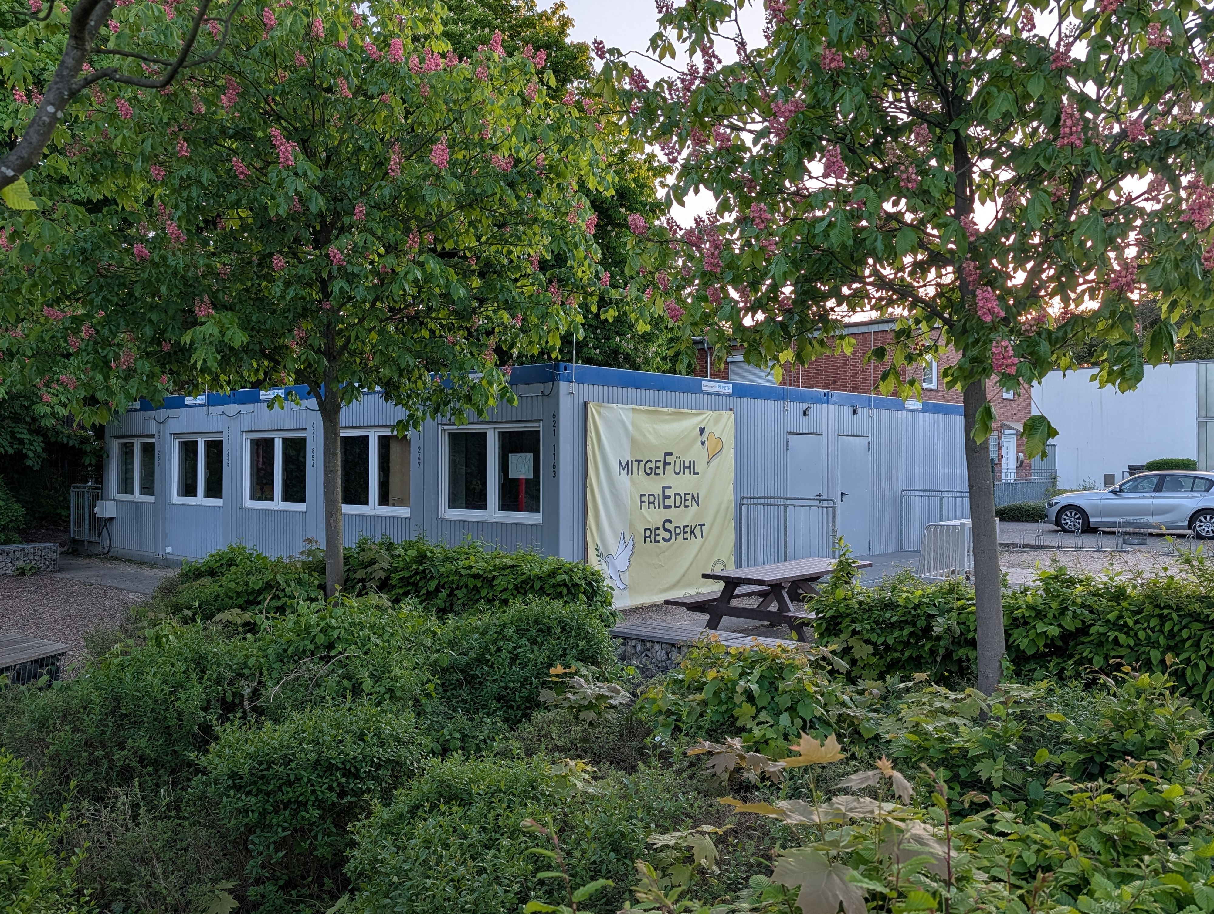 Das Foto zeigt Container auf dem Schulhof der Realschule.