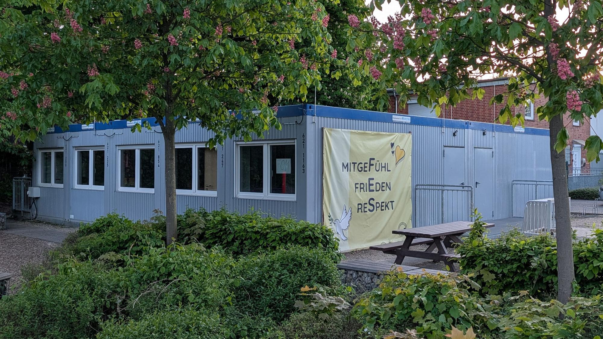 Das Foto zeigt Container auf dem Schulhof der Realschule.