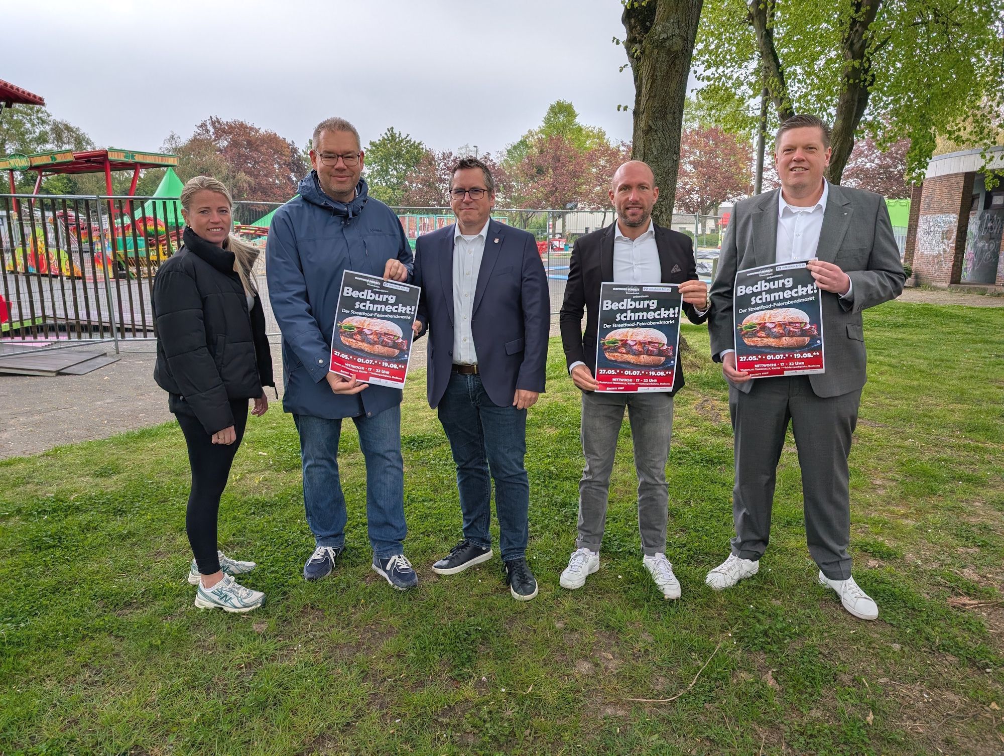 Marc Pesch, Lisa Niessen (beide Organisation Streetfood-Markt), Sascha Solbach (Bürgermeister der Stadt Bedburg), Dennis Blömer (Verkaufsleitung Autohaus Gottfried Schultz) und Martin Drösser (Regionalleiter Volksbank Erft) blicken mit Vorfreude auf die Bedburger Streetfood-Feierabendmärkte.