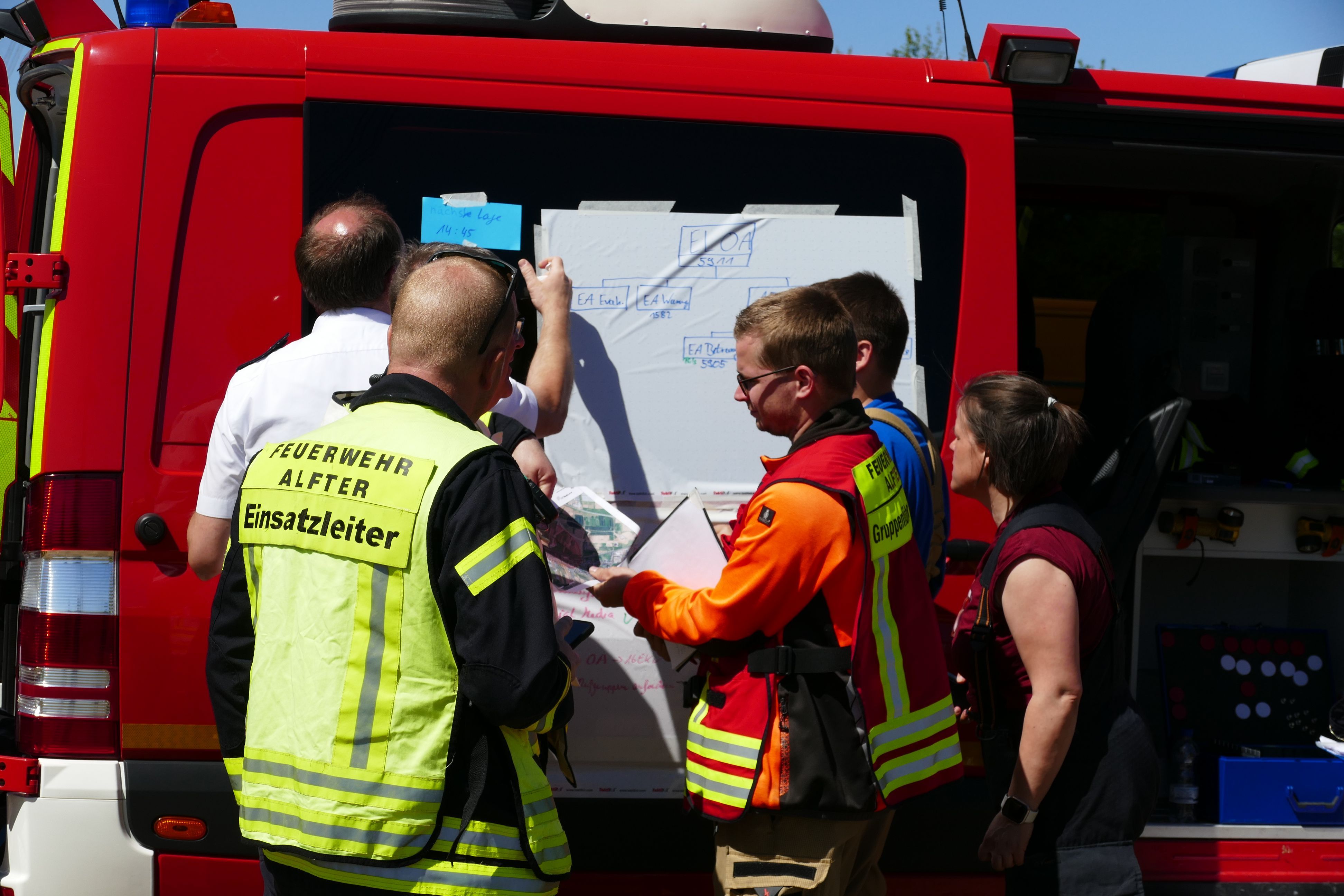 Einsatzkräfte verschiedener Abteilungen und Behörden berieten sich vor der Entschärfung am Herseler Weg.