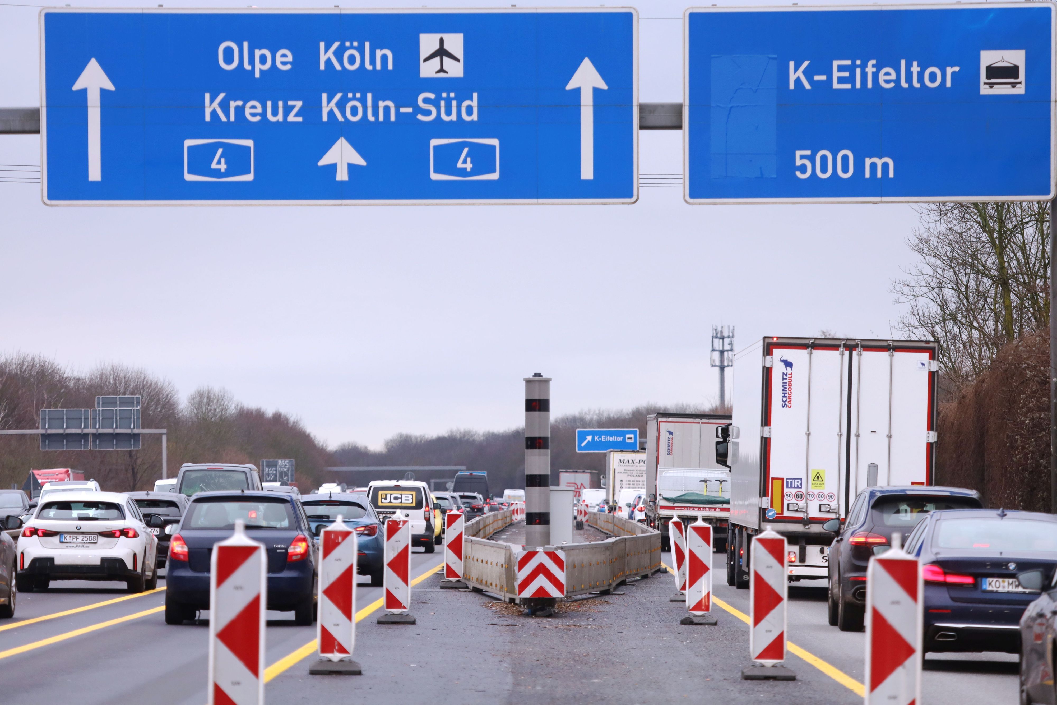 Die Brücke Eifeltor der Autobahn 4 ist baufällig. Lkw dürfen sie nur noch eingeschränkt befahren, für alle Fahrzeuge gilt ein Tempolimit. (Archivbild)