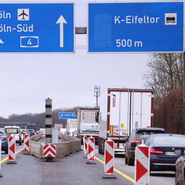 Das Archivbild zeigt die verengten Fahrspuren und einen Blitzer auf der Autobahn 4 im Bereich des Brückenbauwerks Eifeltor.