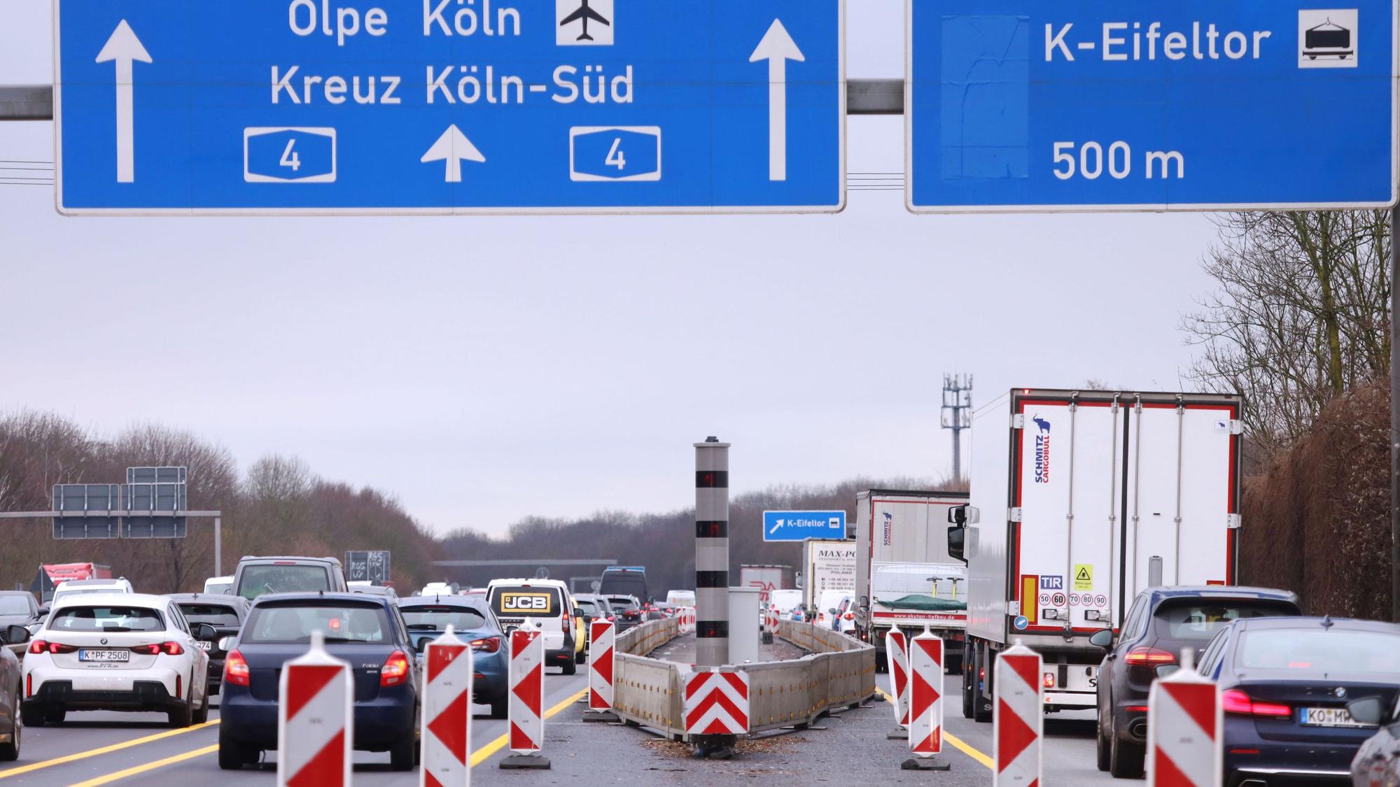 Das Archivbild zeigt die verengten Fahrspuren und einen Blitzer auf der Autobahn 4 im Bereich des Brückenbauwerks Eifeltor.