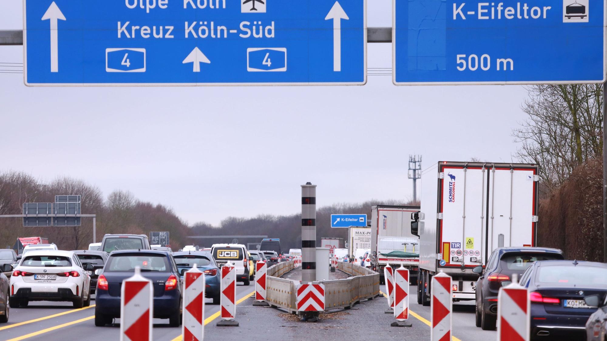 Die Brücke Eifeltor der Autobahn 4 ist baufällig. Lkw dürfen sie nur noch eingeschränkt befahren, für alle Fahrzeuge gilt ein Tempolimit. (Archivbild)