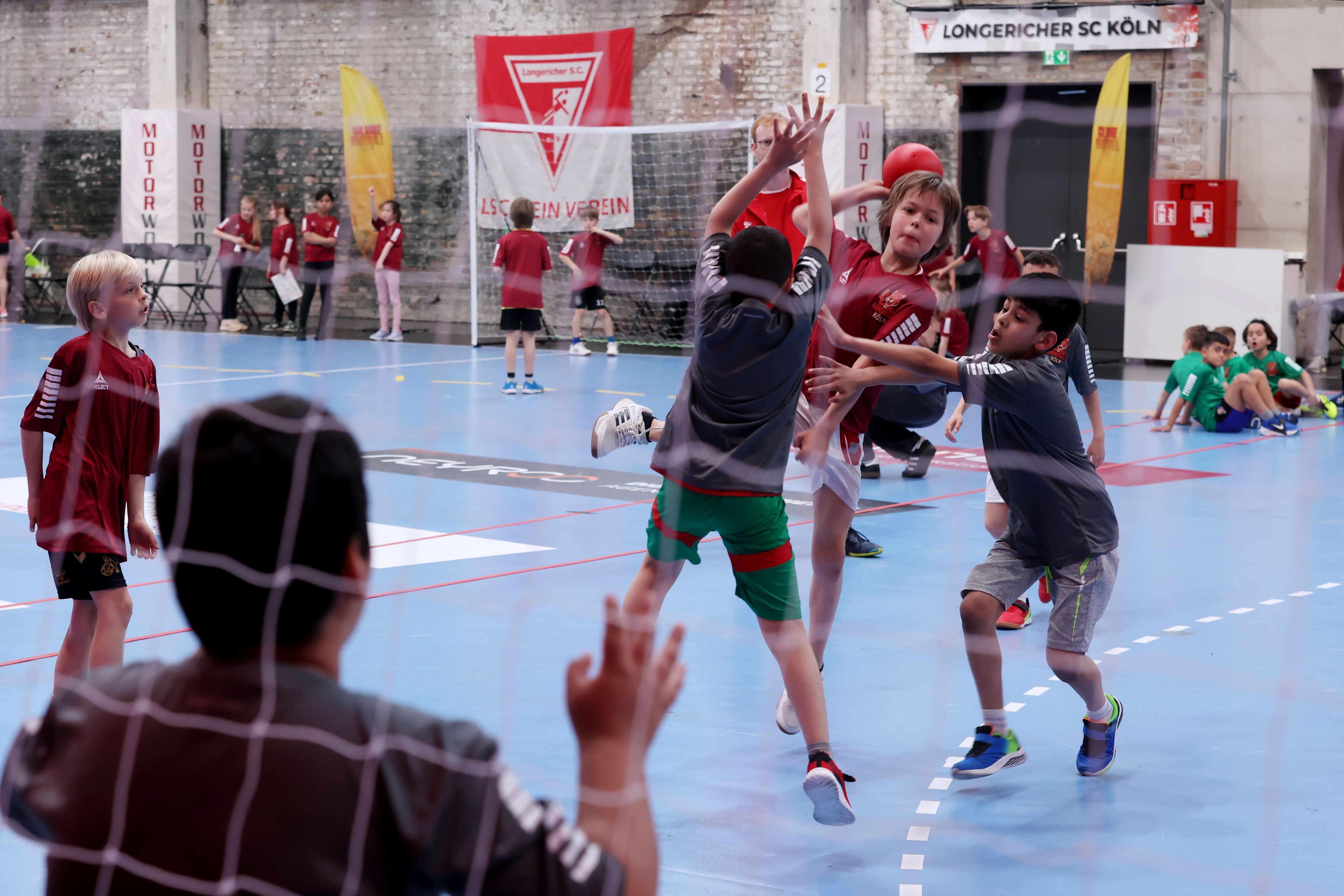 30.04.2026: Köln: Beim Freundschaftsturnier am 30. April in der Motorworld kommen rund 500 Kinder aus 11 Schulen zusammen und erleben gemeinsam die Freude an Sport und Teamgeist. Über acht Wochen wurden die Schülerinnen und Schüler im Rahmen des Sportunterrichts von Trainerinnen und Trainern des LSC Köln gezielt an den Handballsport herangeführt. Das Turnier bildet den Höhepunkt dieser Unterrichtsreihe.  Foto: Martina Goyert