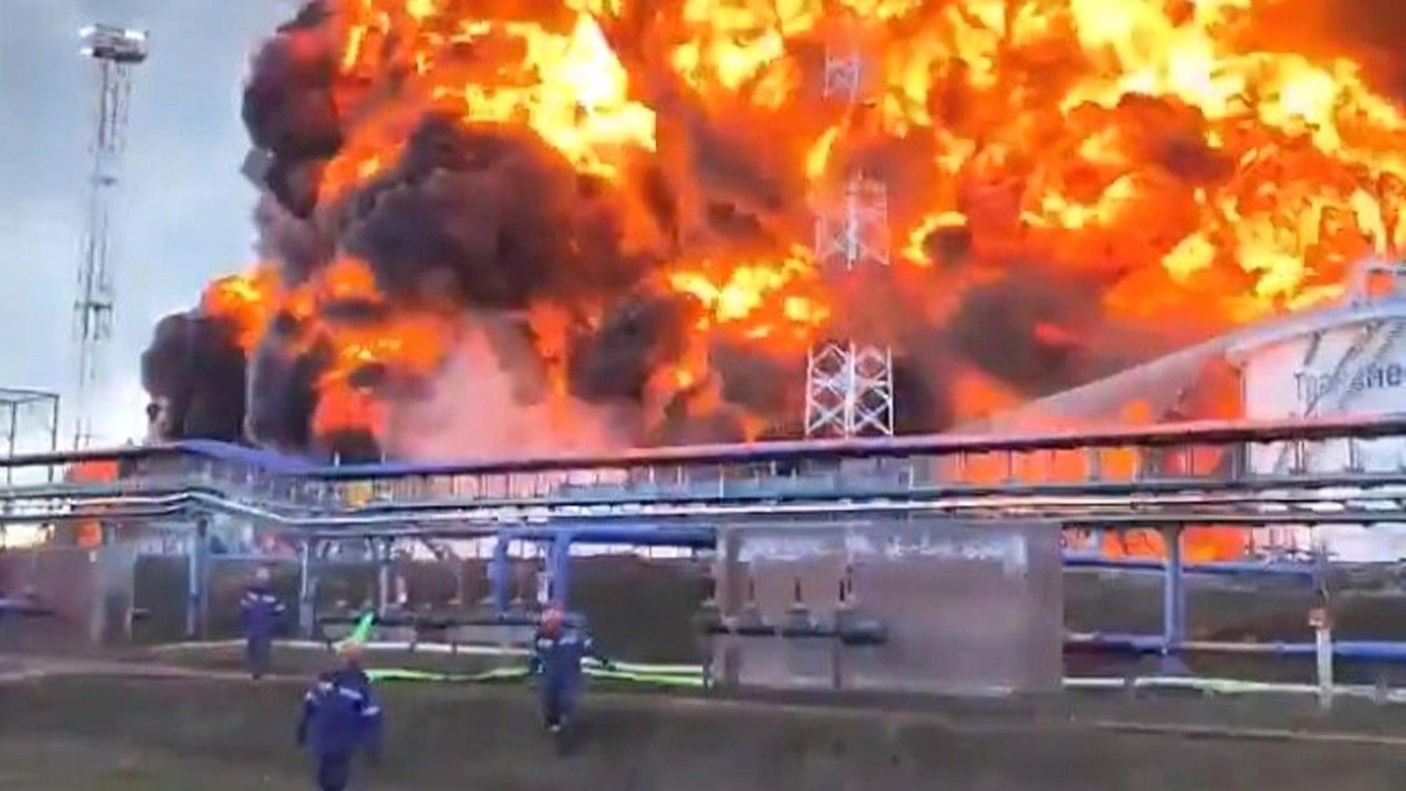 Auf einem Screenshot aus einem Video, das aus der russischen Region Perm stammen soll, ist ein Großbrand zu sehen.