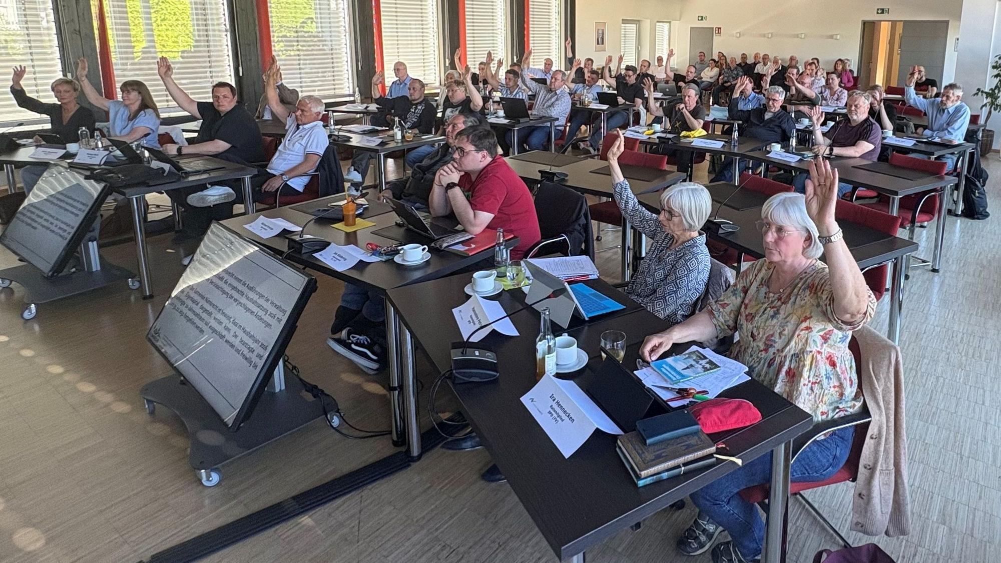 Das Foto zeigt den Nümbrechter Gemeinderat im Sitzungssaal des Rathauses bei der Abstimmung über den Haushalt für 2026.