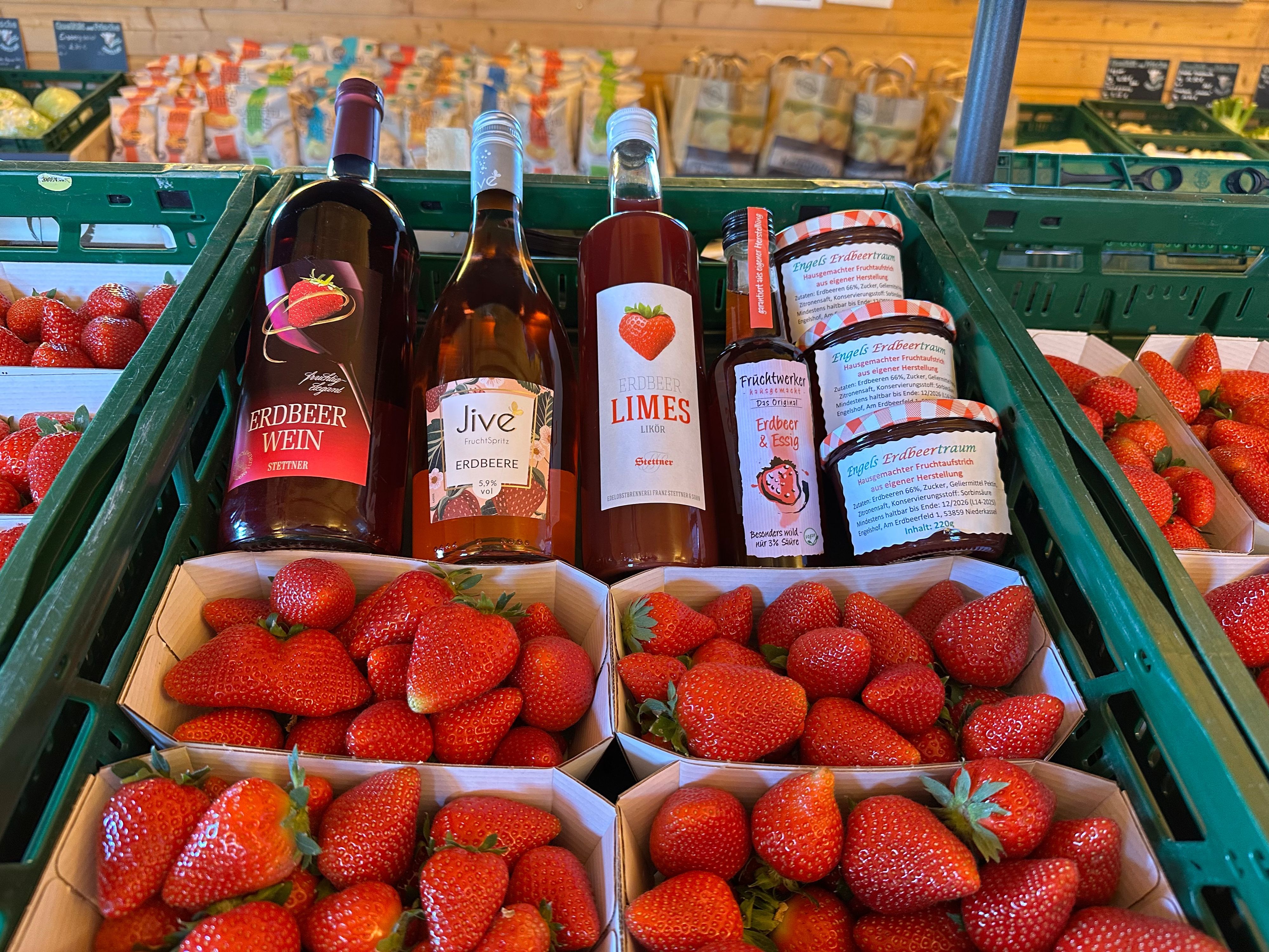 Im April hat die Saison von Erdbeeren Engels begonnen, doch es gibt nicht nur Erdbeeren als Früchte im Hofladen: Auch Erdbeerwein, Erdbeersecco, Erdbeerlikör, Erdbeeressig und Erdbeermarmelade finden sich dort.