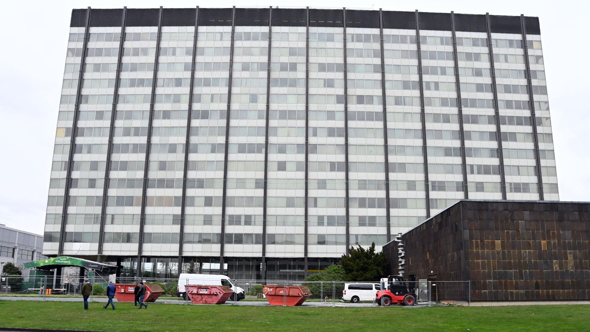 Das Messehochhaus der Koelnmesse an der Deutz-Mülheimer-Straße ist derzeit mit Netzen verhängt. Foto: Alexander Schwaiger