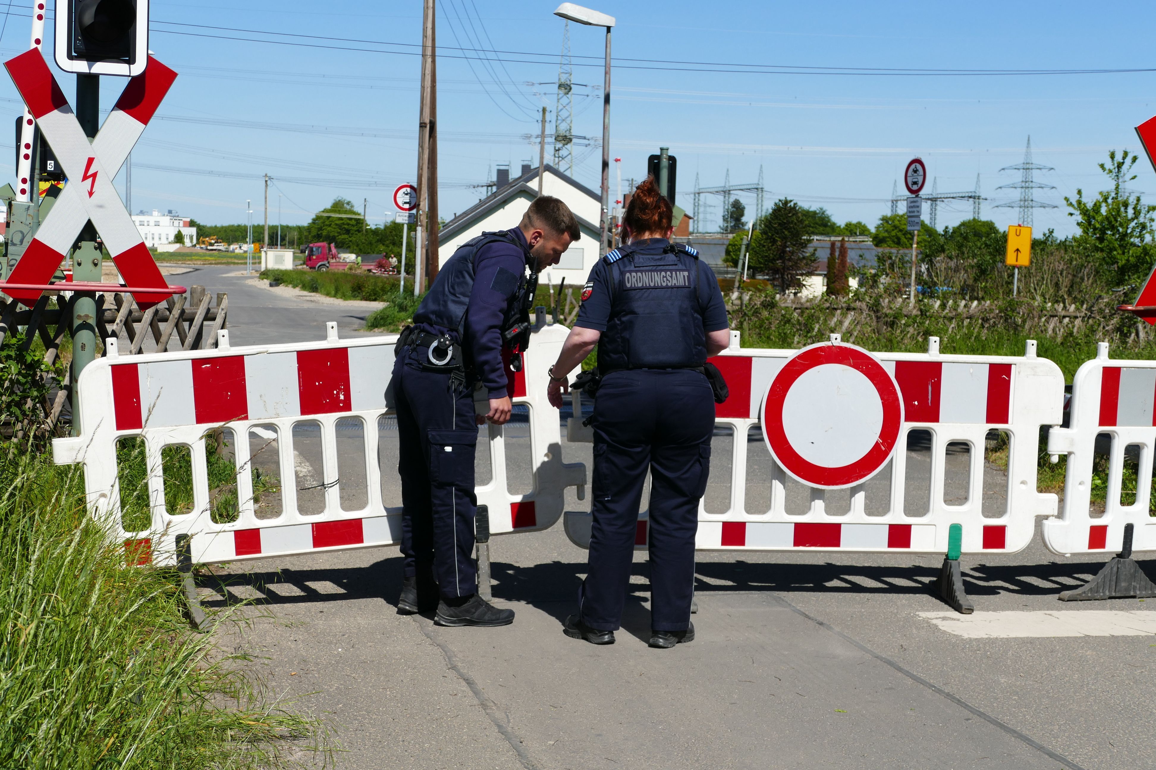 Zahlreiche Hilfskräfte sind im Einsatzgebiet. in Alfter eingetroffen.