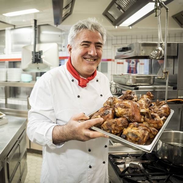 Koch Mehmet Kaplan bereitet im „Früh am Dom“ vorproduzierte Haxen zu.