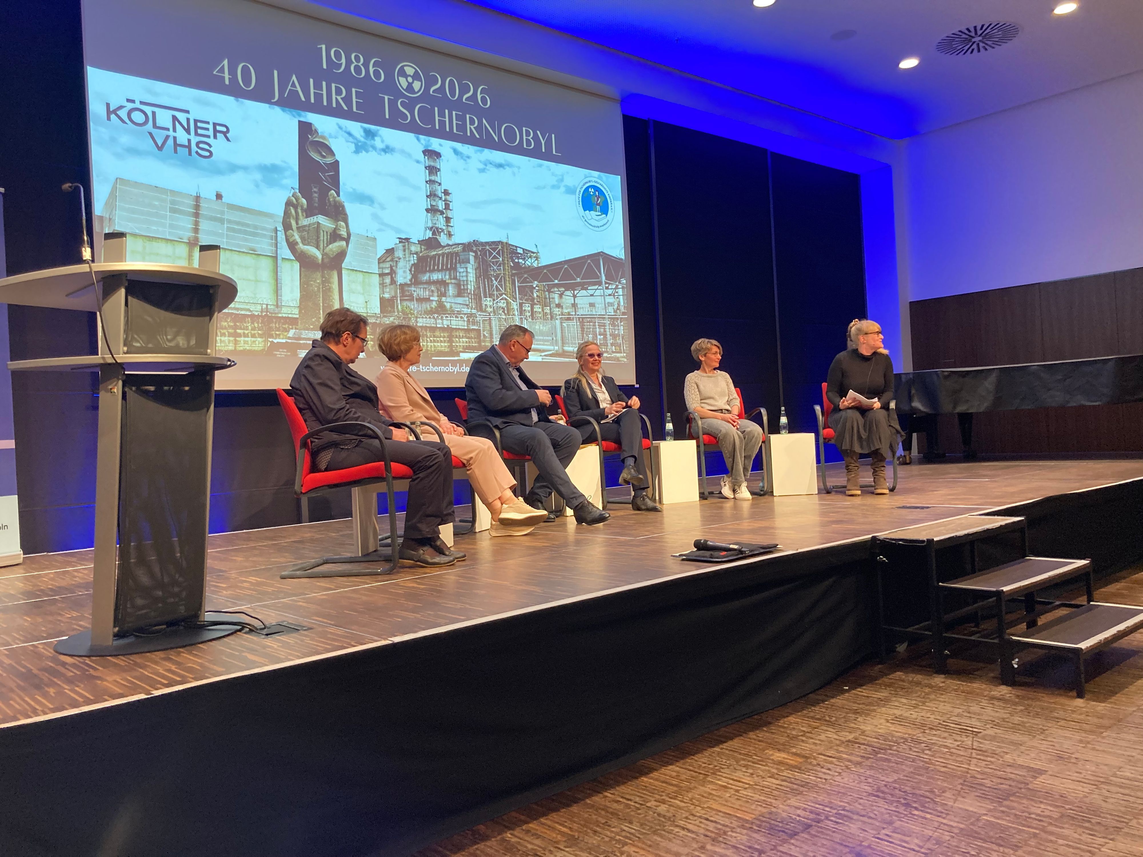 Die Teilnehmer und Teilnehmerinnen am Zeitzeugen-Podiumsgespräch über die Reaktorkatastrophe von Tschernobyl.
