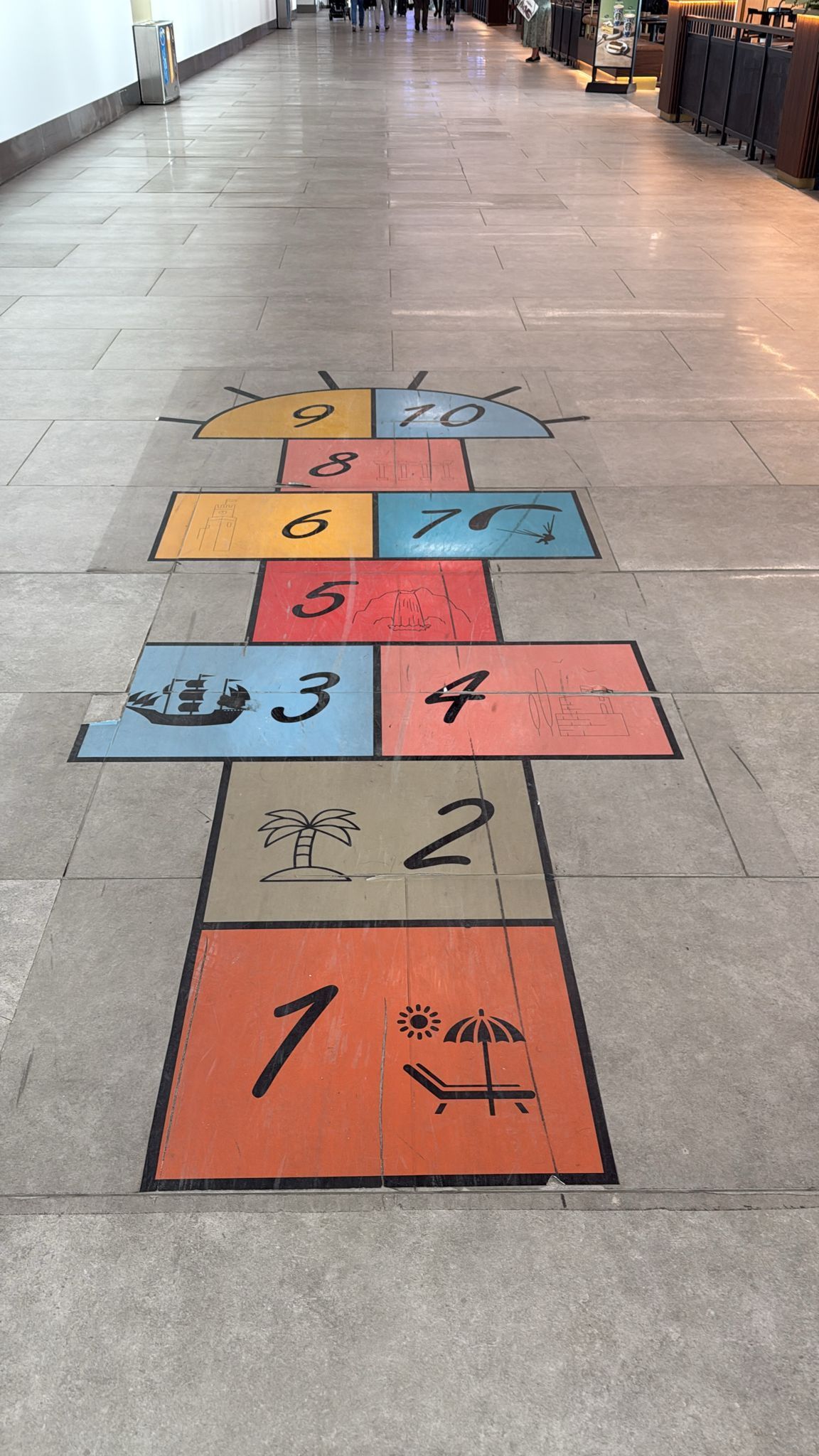 Zu sehen ist ein Hüpfekästchen-Parcours.