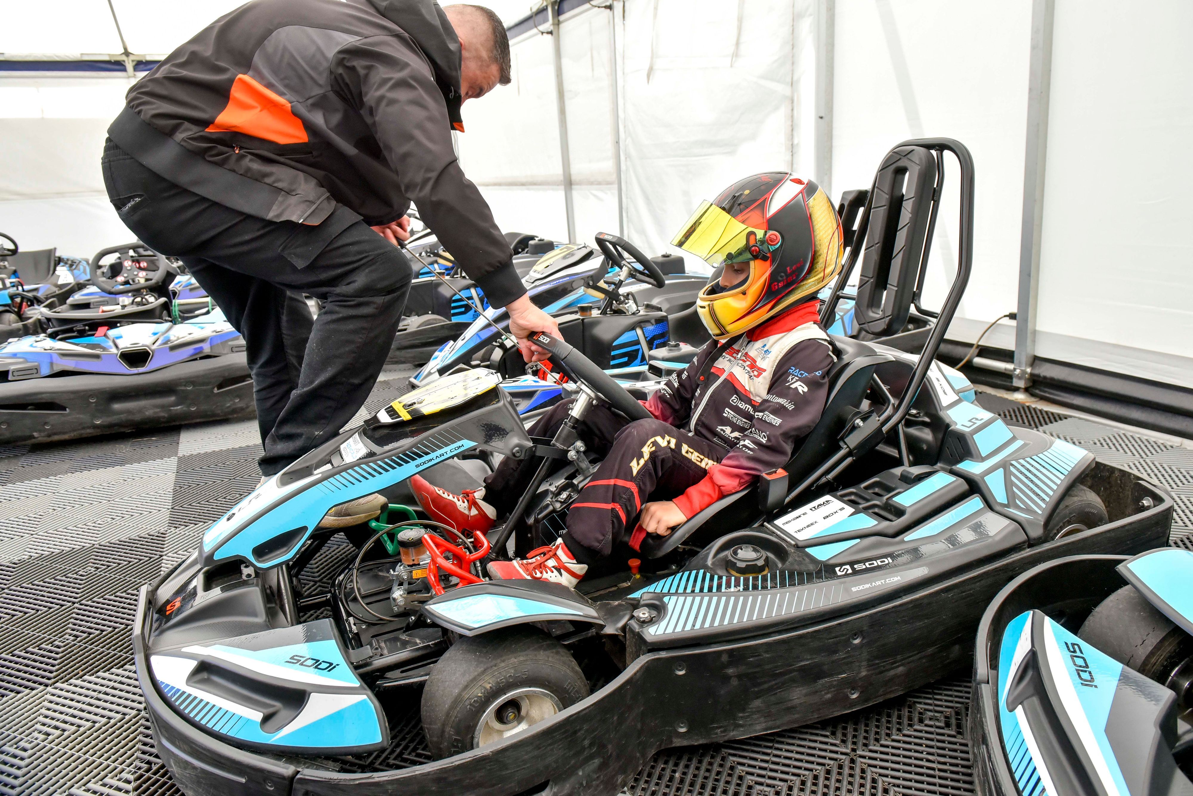 Das Foto zeigt einen Jungen, der in einem Kart sitzt.