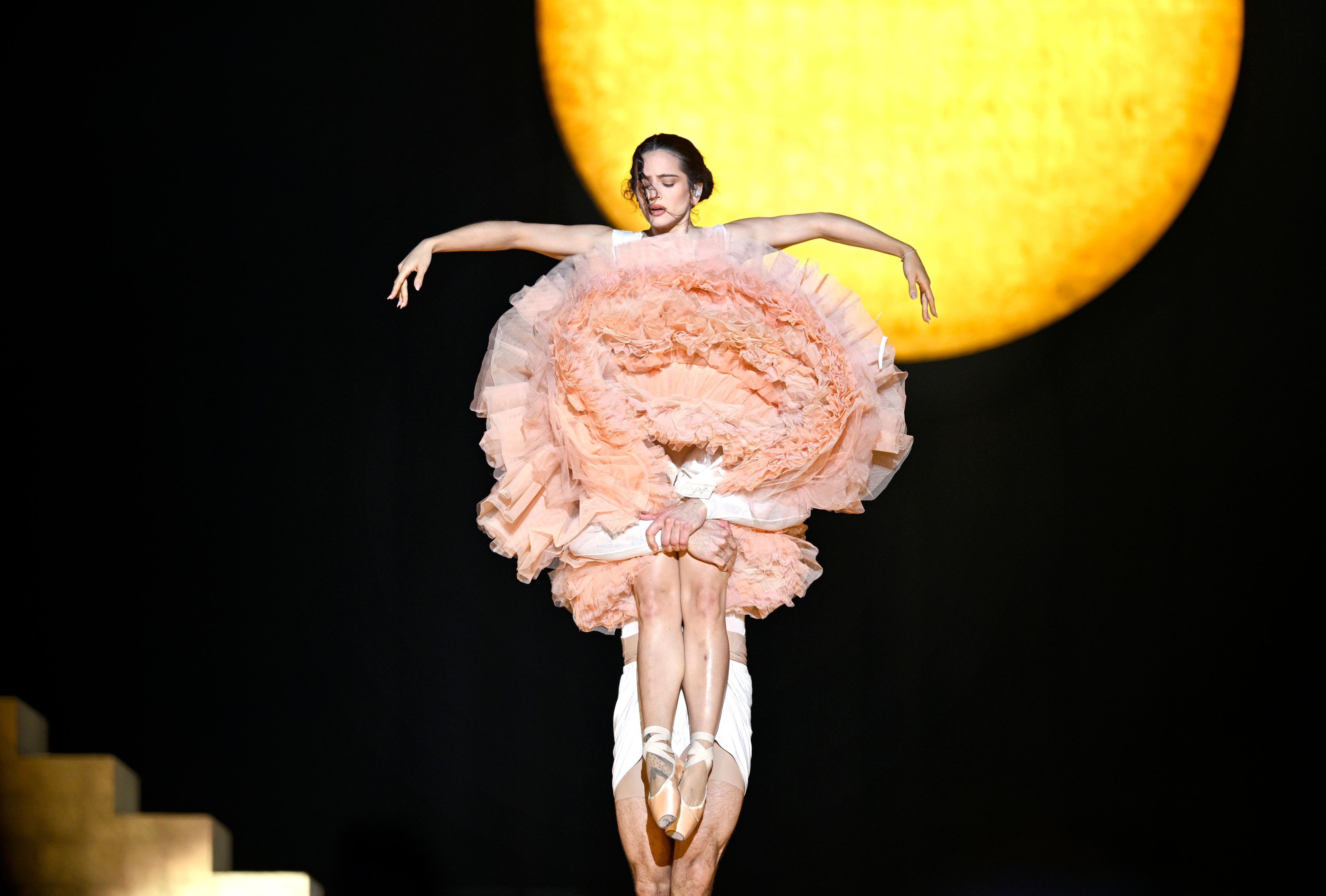 Rosalía trat als Ballerina am Anfang ihres Konzerts auf.